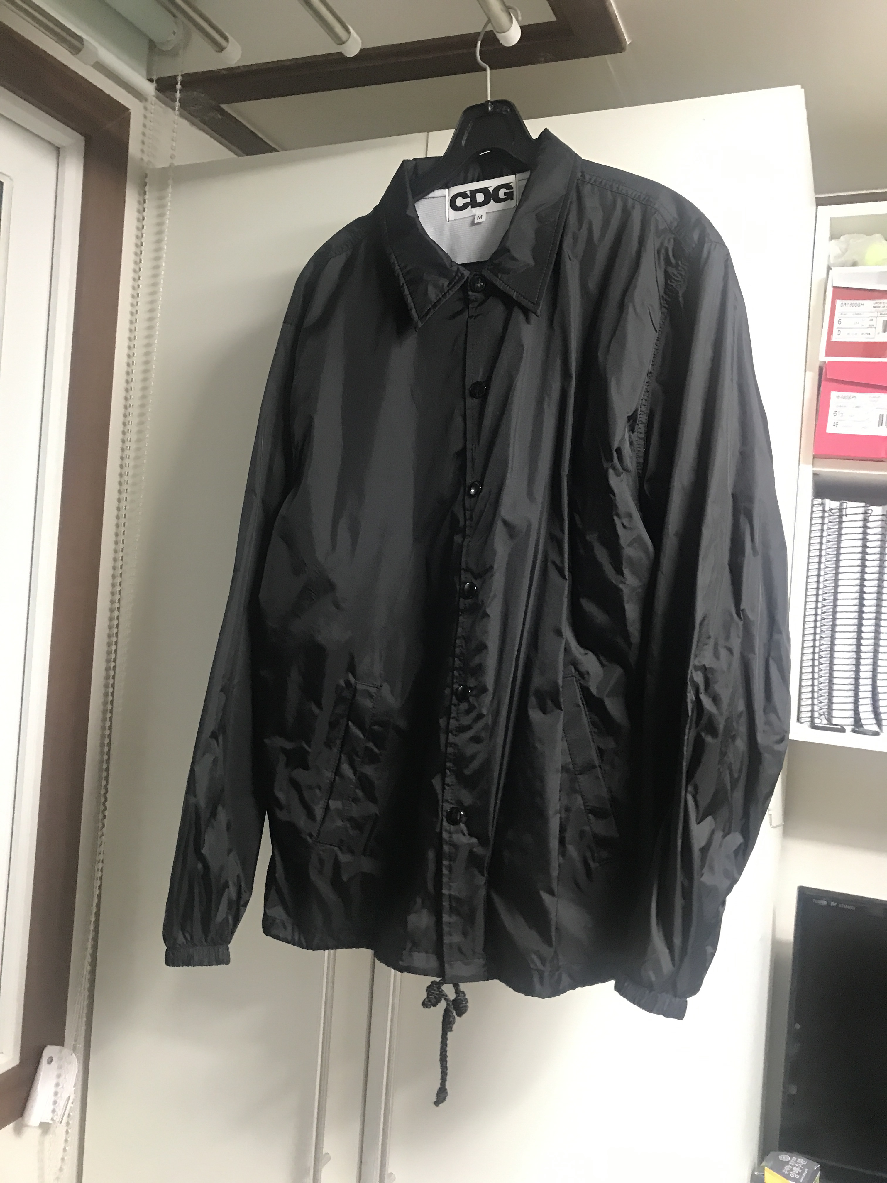 CDG Logo Coach Jacket Black 착용 스타일 - 2