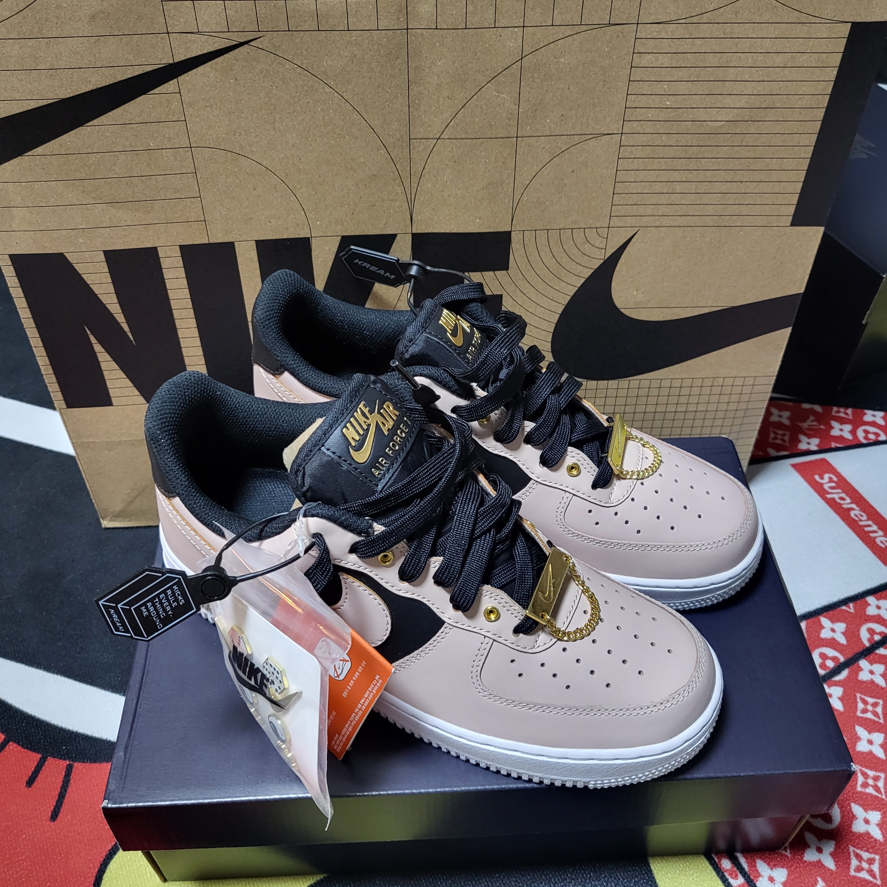 Nike Air Force 1 '07 PRM Touch Of Gold 착용 스타일 - 1