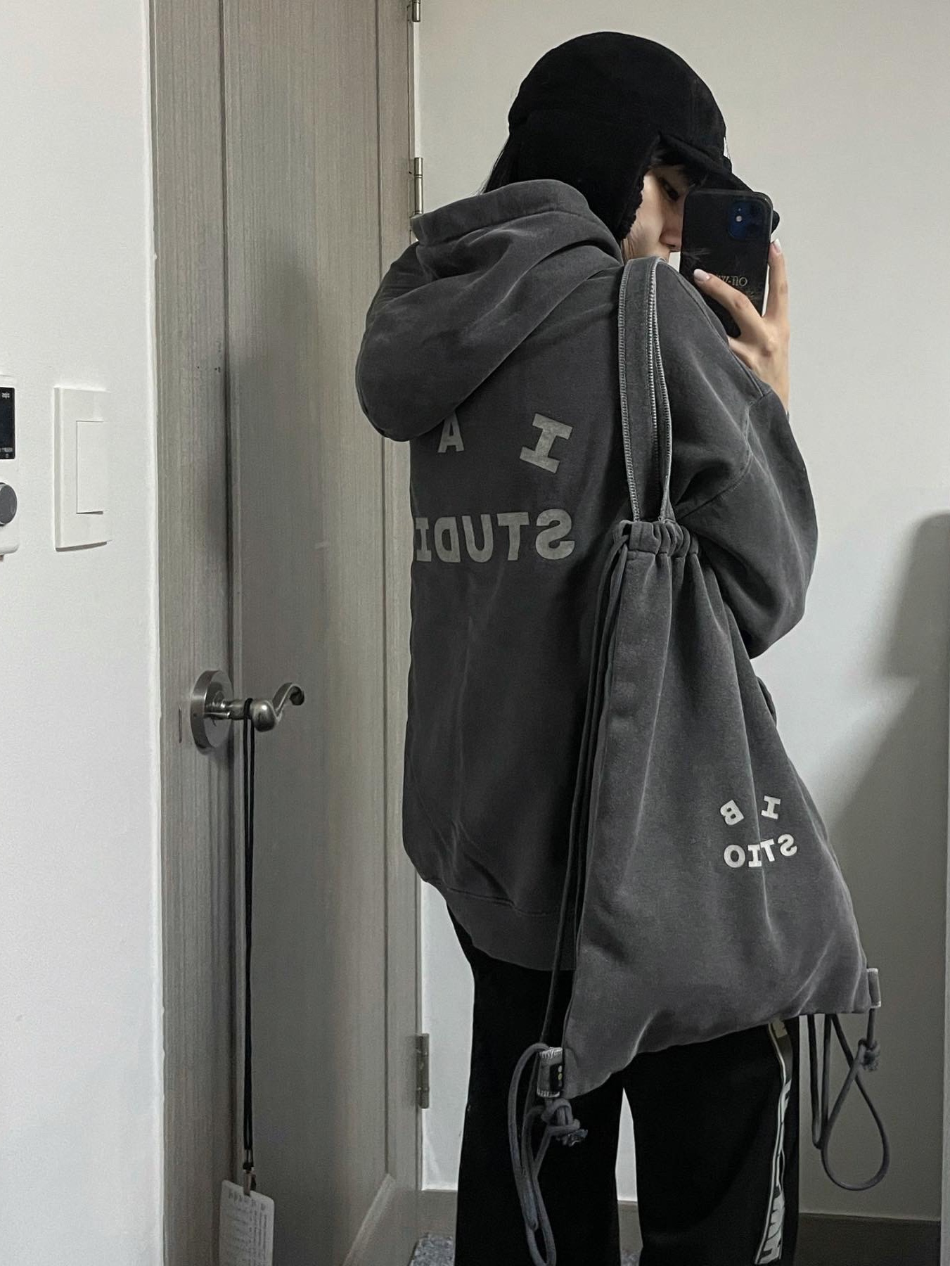 IAB Studio Pigment Hoodie & Sack Black 착용 스타일 - 4