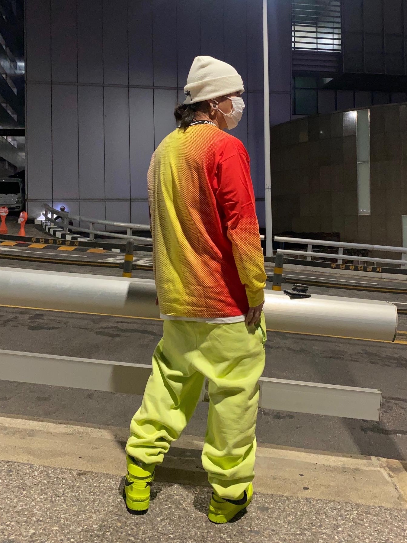 Nike x Stussy NRG FL LS Top Multi Color (DO5308-902), Nike x Stussy NRG RA Washed Fleece Pants Volt (DM1024-702) 착용 스타일 - 3