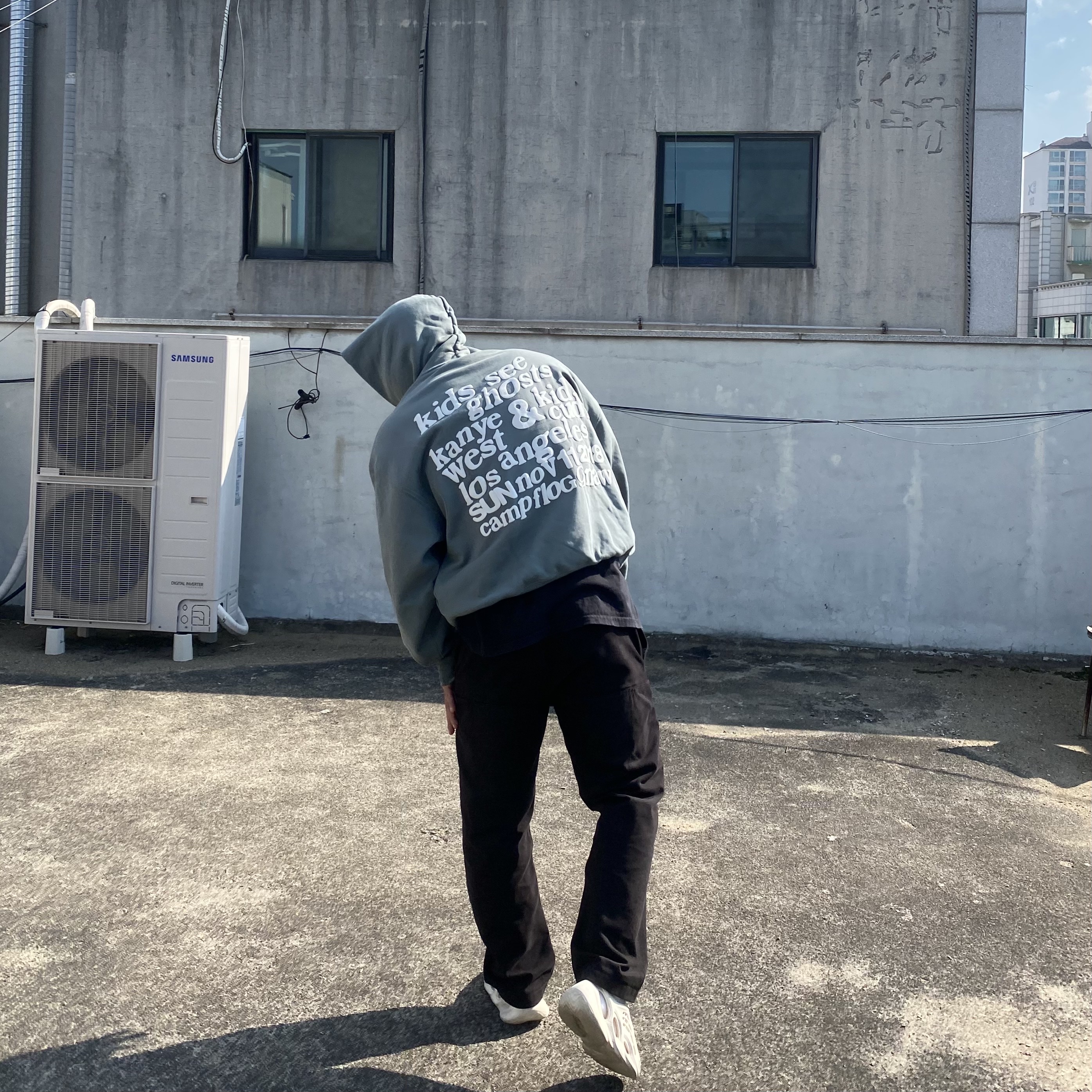 Yeezy Gap Engineered By Balenciaga Sateen Cargo Pants Black, Adidas Yeezy Foam RNNR Sand 착용 스타일 - 2