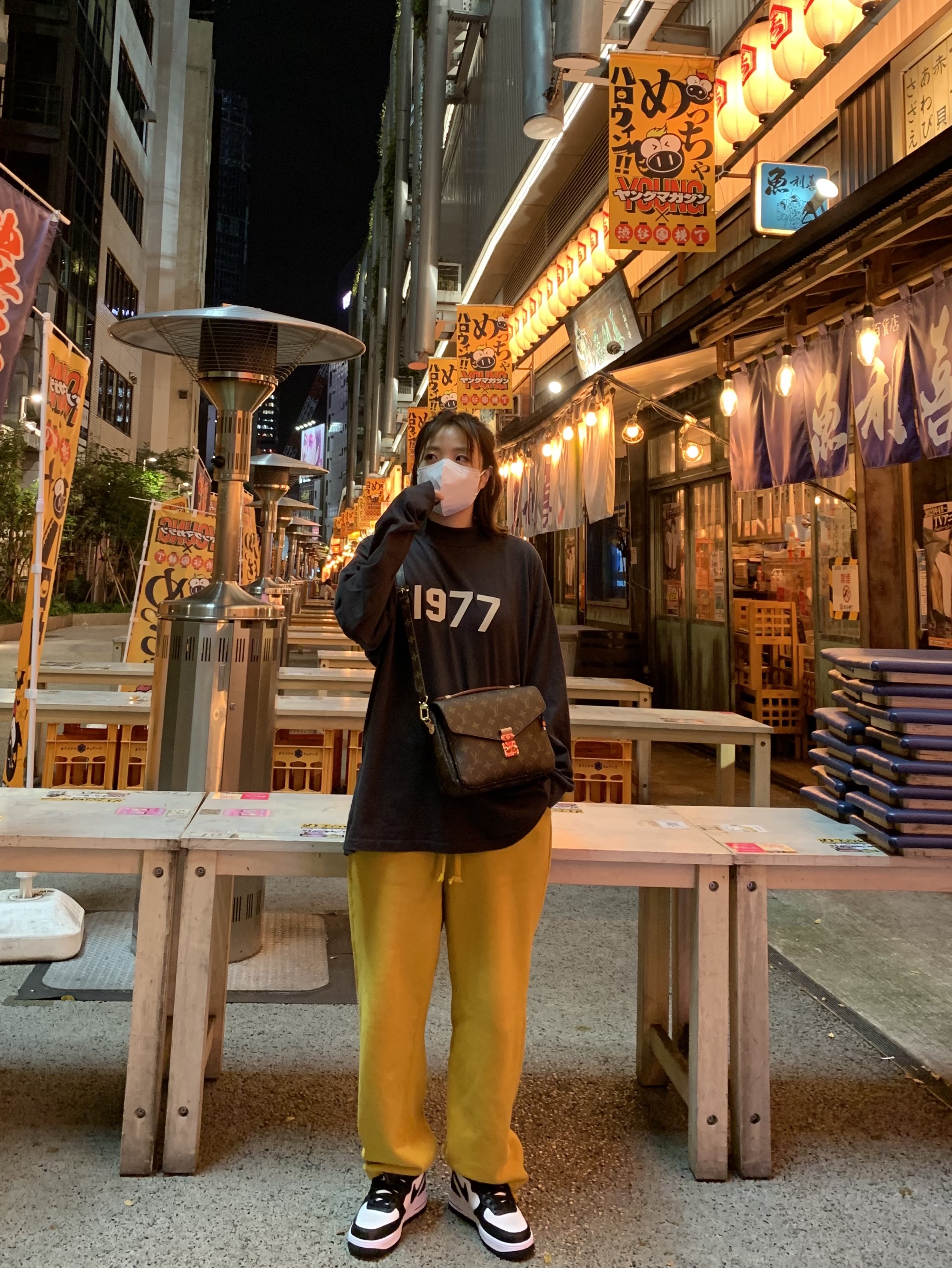 Essentials 1977 Crewneck Sweatshirt Iron - 22SS, Louis Vuitton Pochette Metis Monogram 착용 스타일