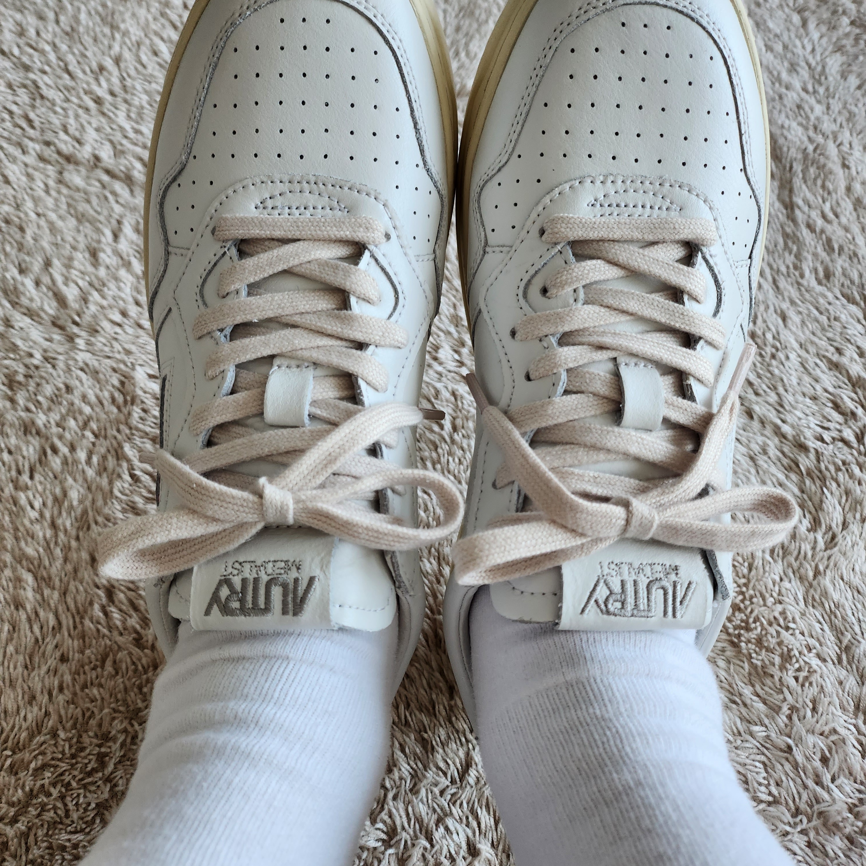 Autry Medalist Low Leather Sneakers White 착용 스타일 - 1