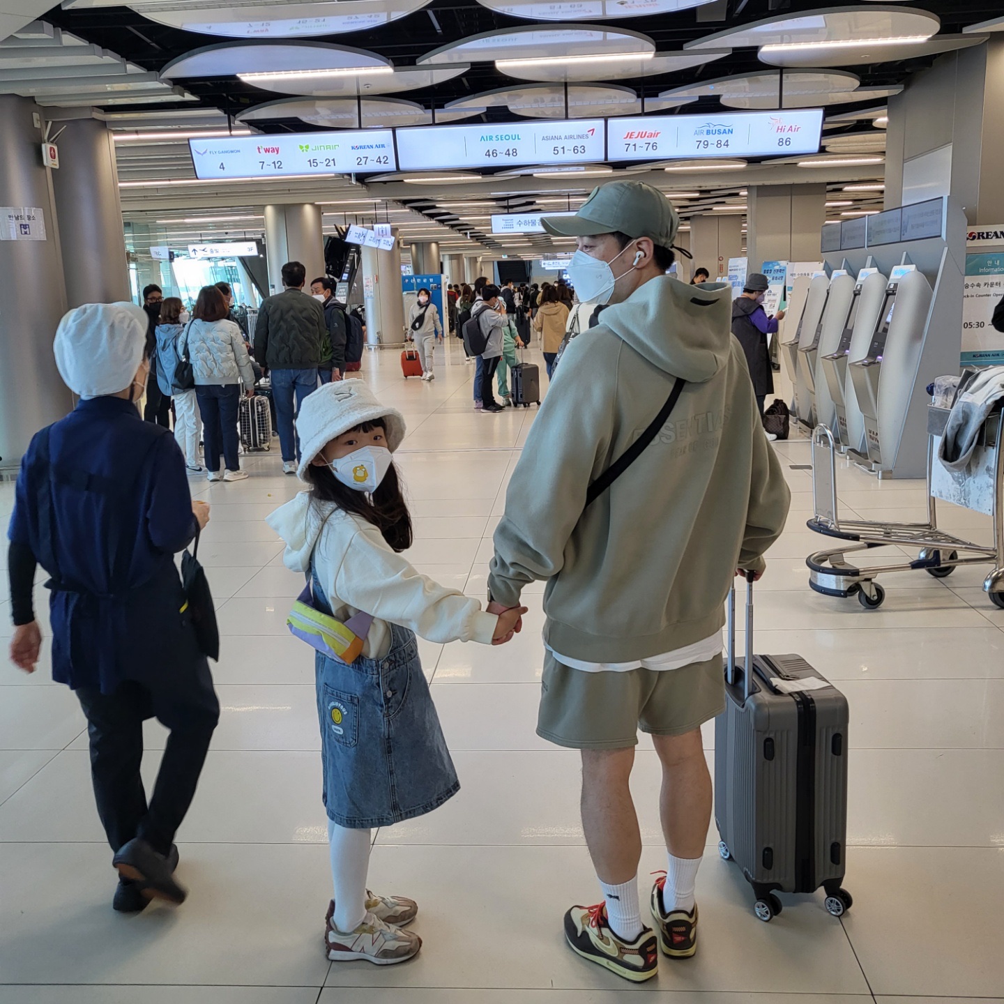 Essentials Pull-Over Hoodie Pistachio - 21FW, Essentials Sweatshorts Pistachio - 21FW 착용 스타일 - 1