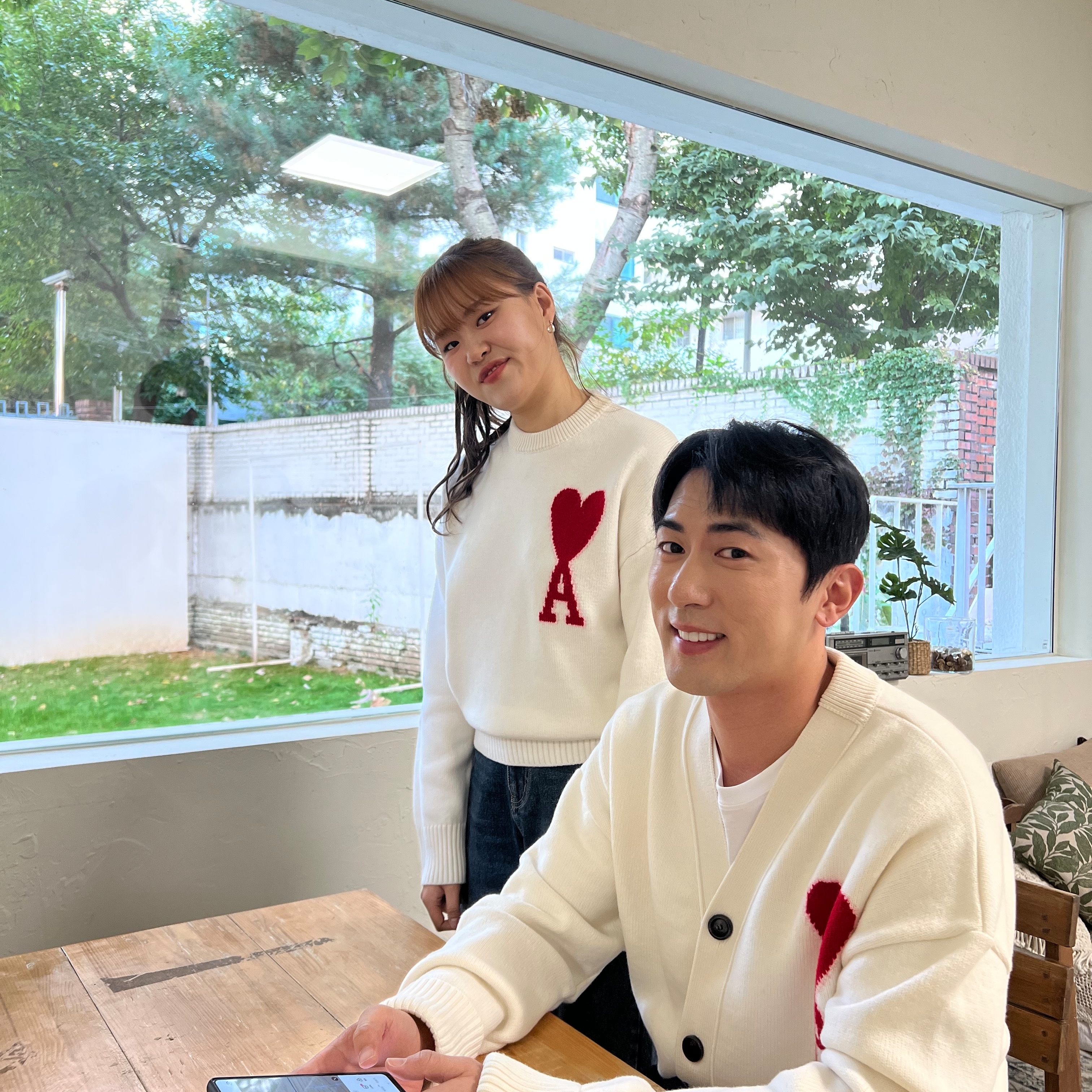 AMI de Coeur Oversize Intarsia Sweater Off White Red, AMI de Coeur Oversize Cardigan White Blanc - 22SS 착용 스타일