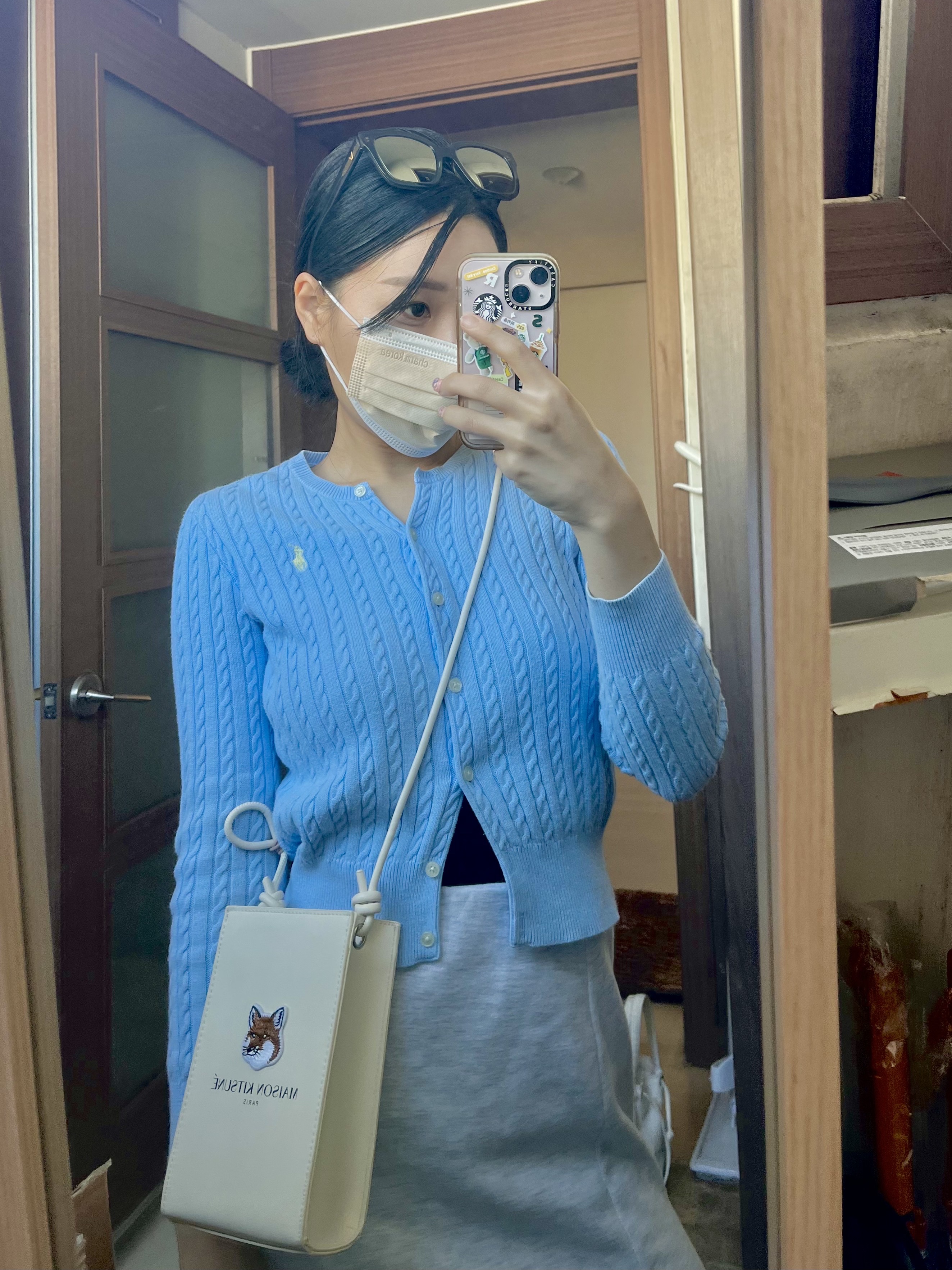 Maison Kitsune x Laneige Crossbody Bag 착용 스타일 - 3
