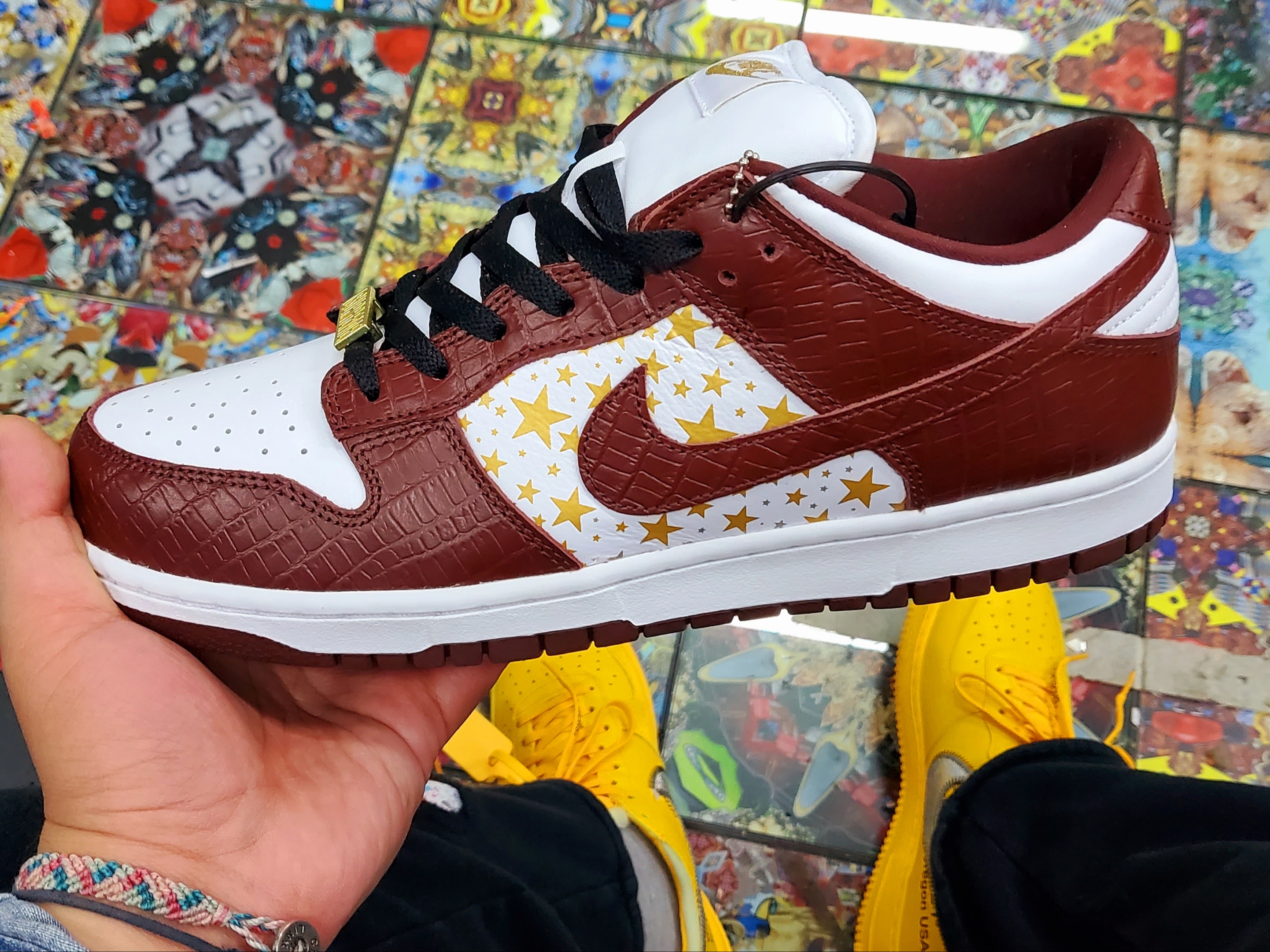 Nike x Supreme SB Dunk Low Barkroot Brown, Nike x Off-White Air Force 1 '07 University Gold 착용 스타일 - 1