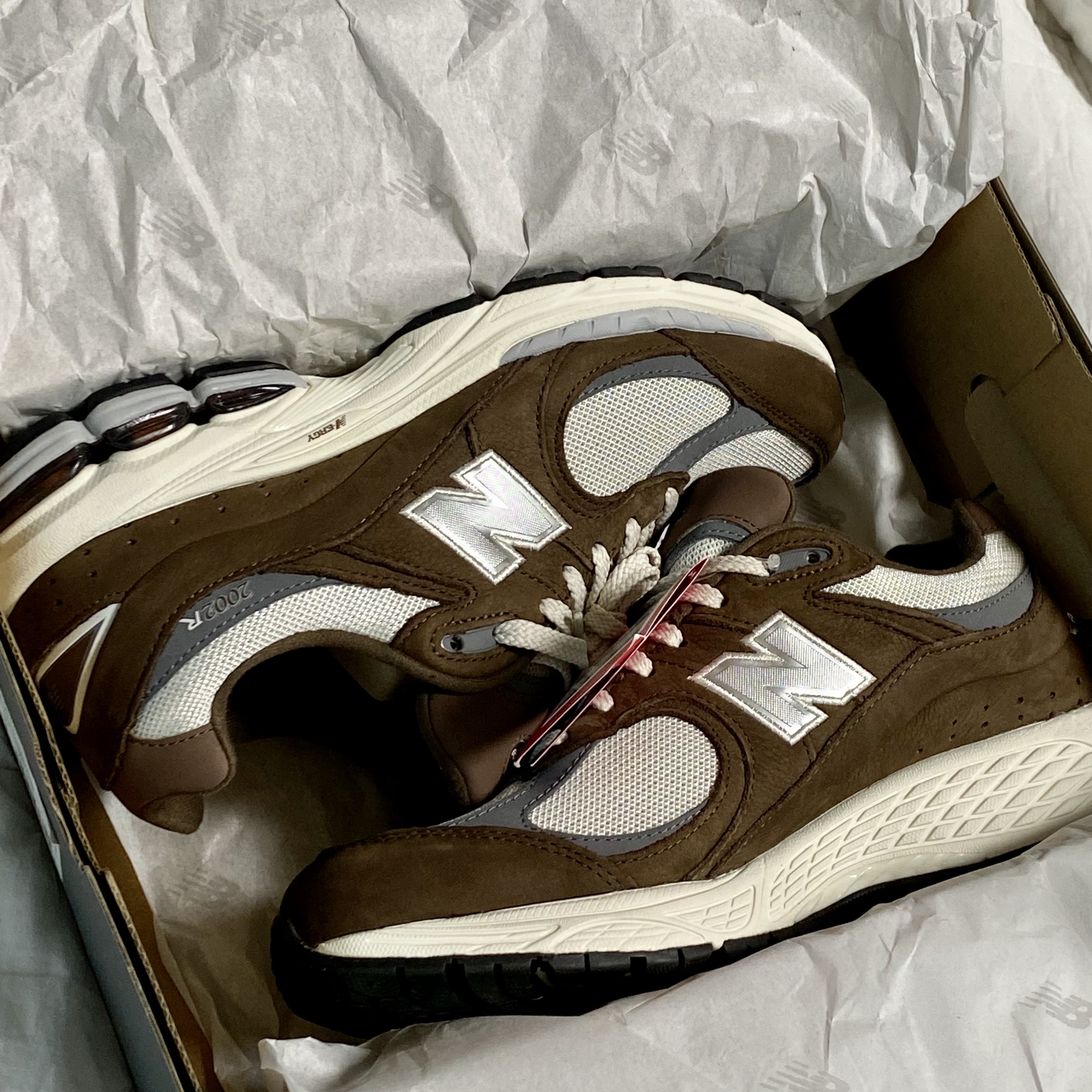New Balance 2002R Brown Cream 착용 스타일 - 1