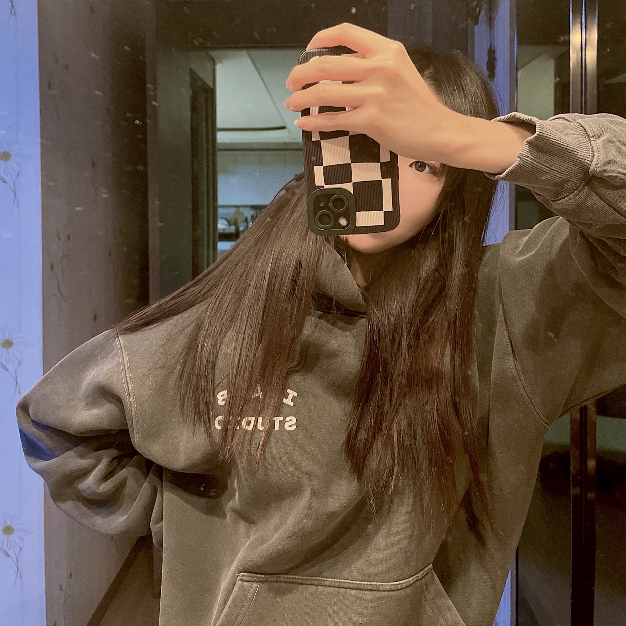 IAB Studio Pigment Hoodie & Sack Black, IAB Studio Pigment Hoodie Black 착용 스타일 - 1