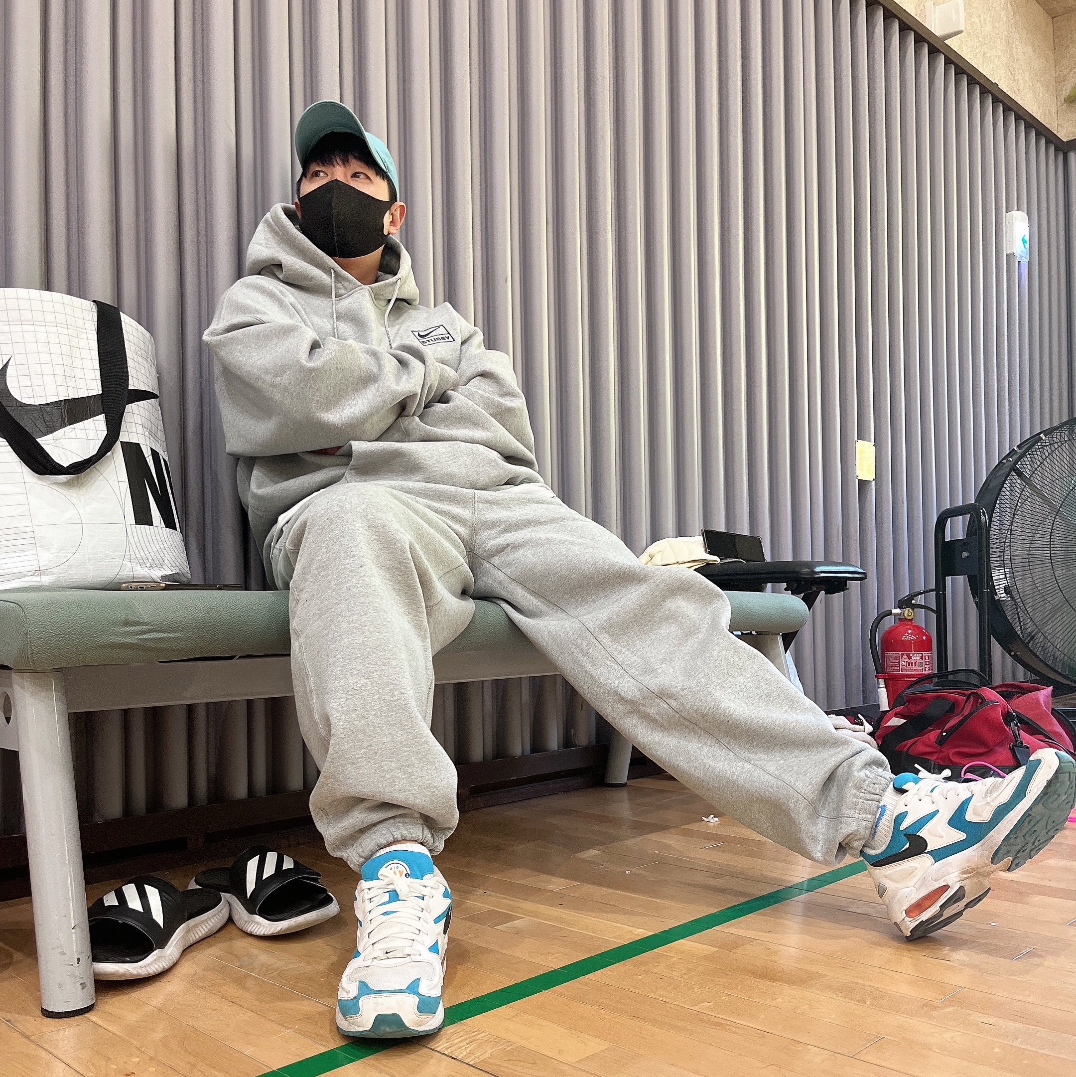Nike x Stussy NRG RA Pullover Hoodie Dark Grey Heather (DJ9488-063), Nike x Stussy NRG RA Fleece Pants Dark Grey Heather (DJ9490-063) 착용 스타일