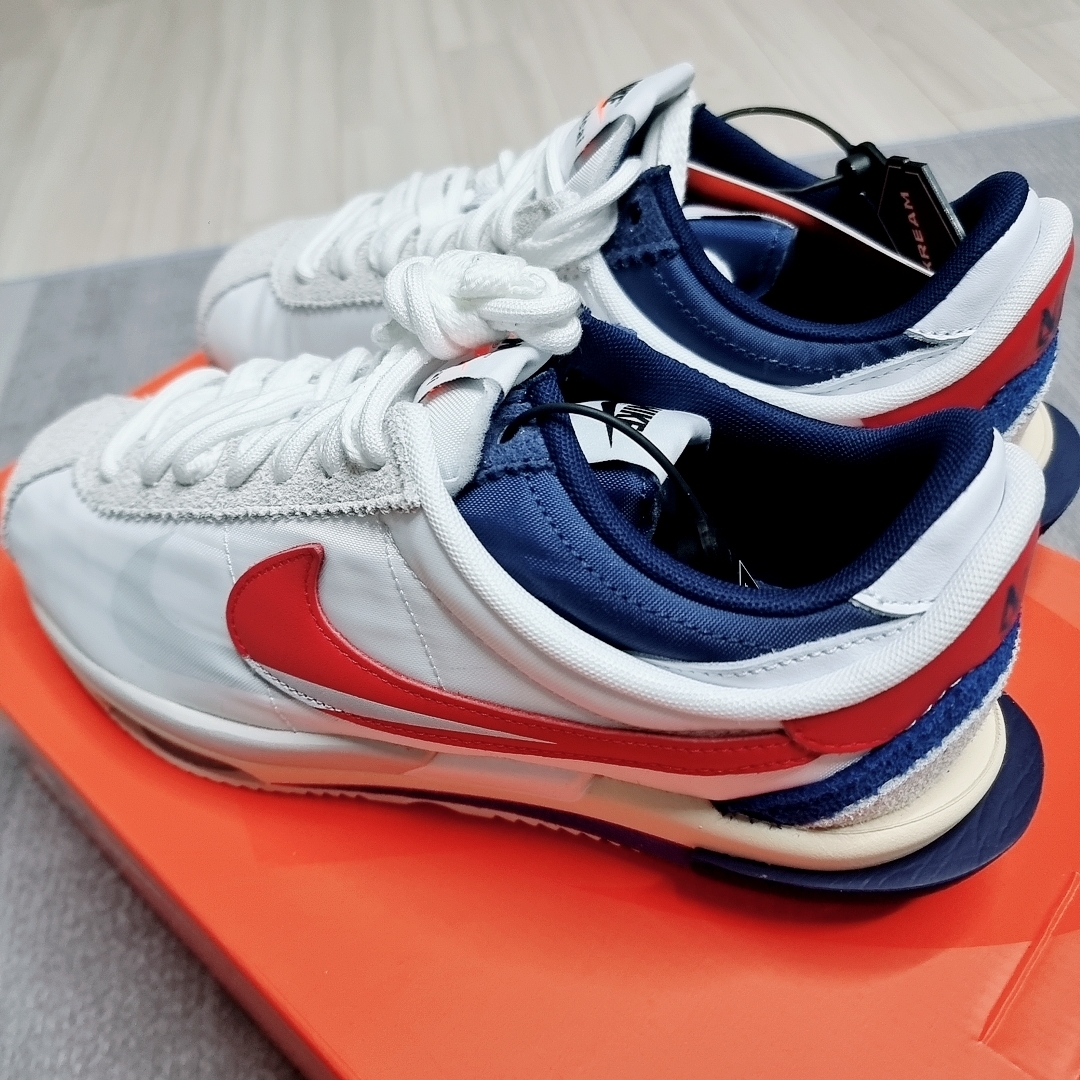 Nike x Sacai Zoom Cortez SP White and University Red 착용 스타일 - 2