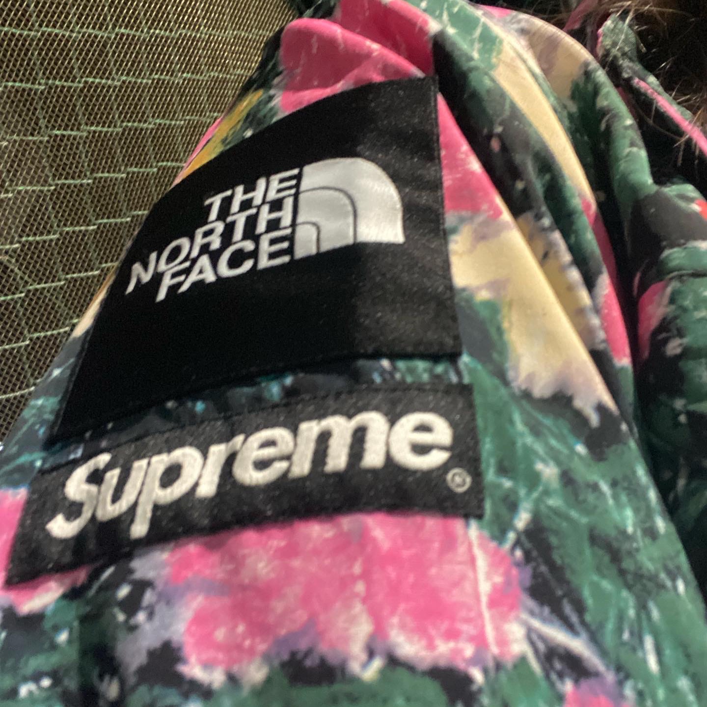 Jordan 1 x Off-White Retro High Chicago The Ten, Supreme x The North Face Trekking Convertible Jacket Flowers - 22SS 착용 스타일 - 3