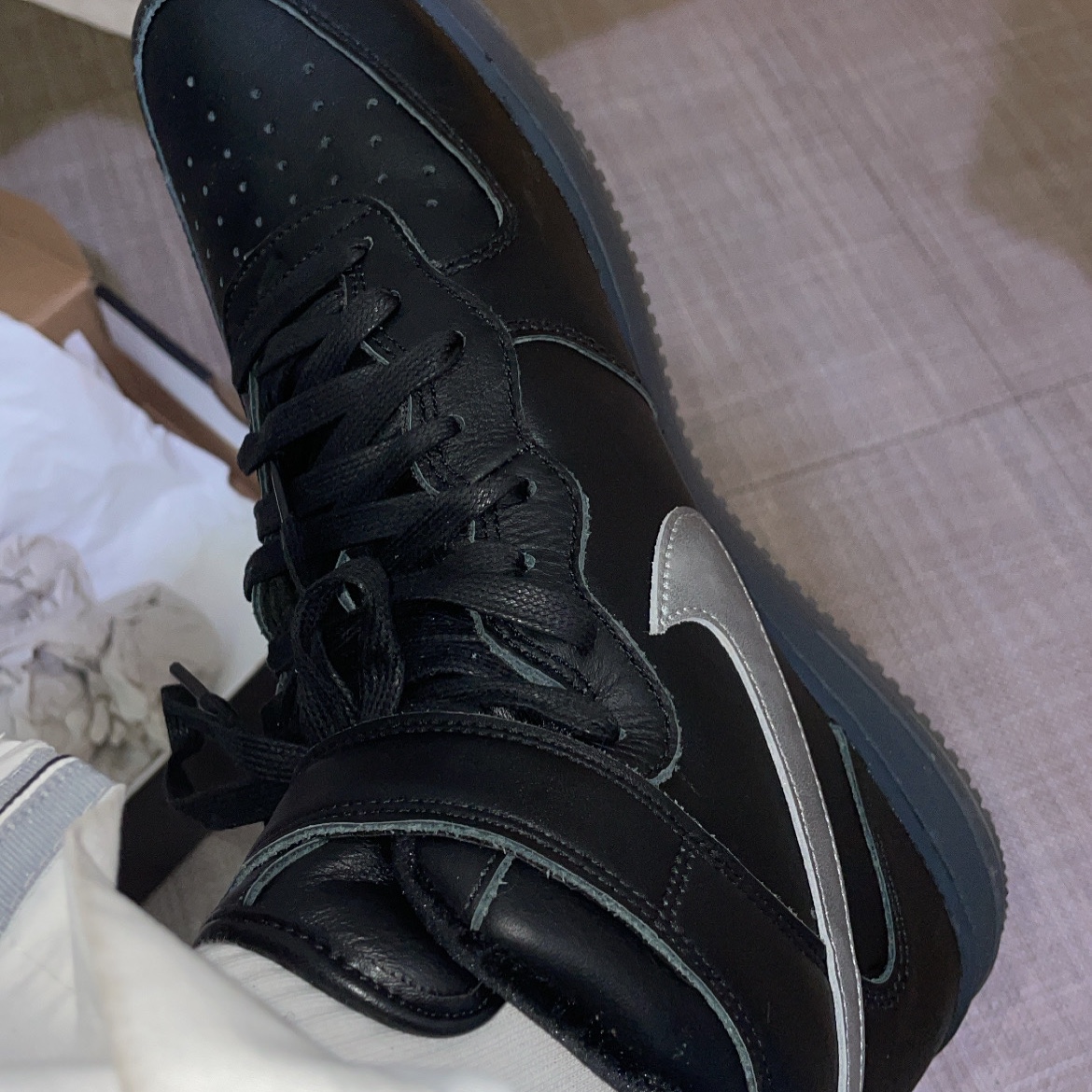 Air Force 1 Mid '07 PRM Black Metallic Silver 착용 스타일