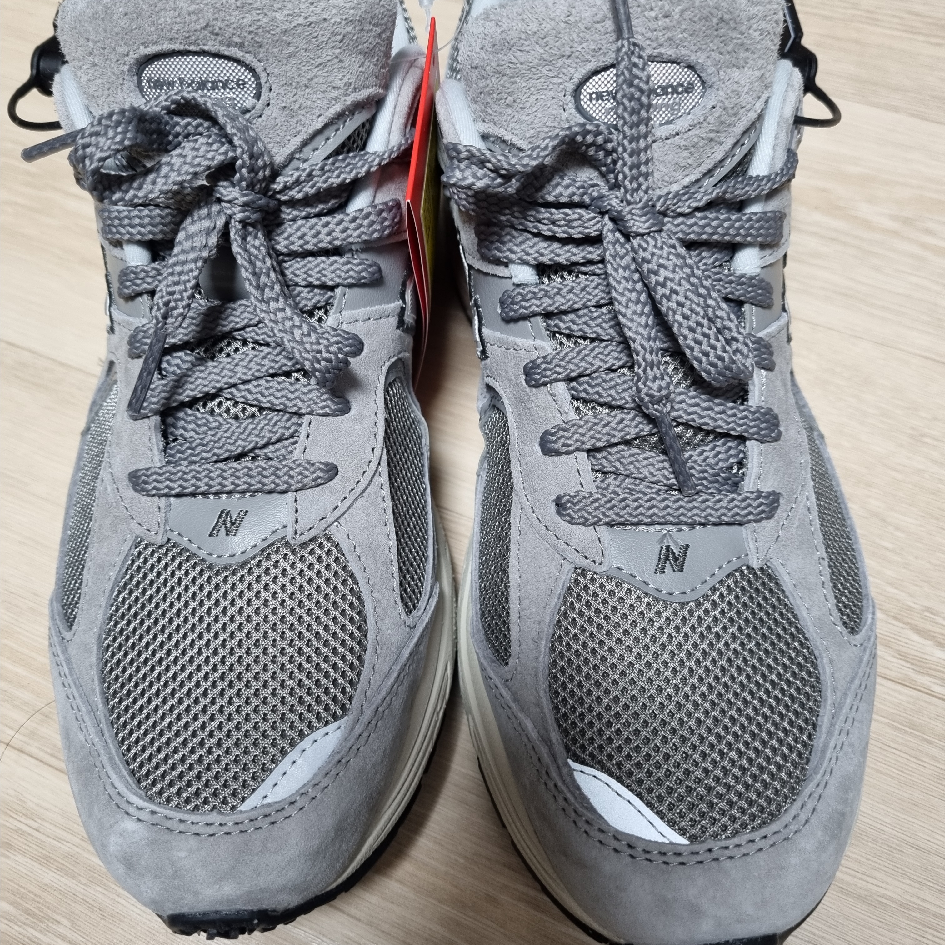 New Balance 2002R Grey 착용 스타일