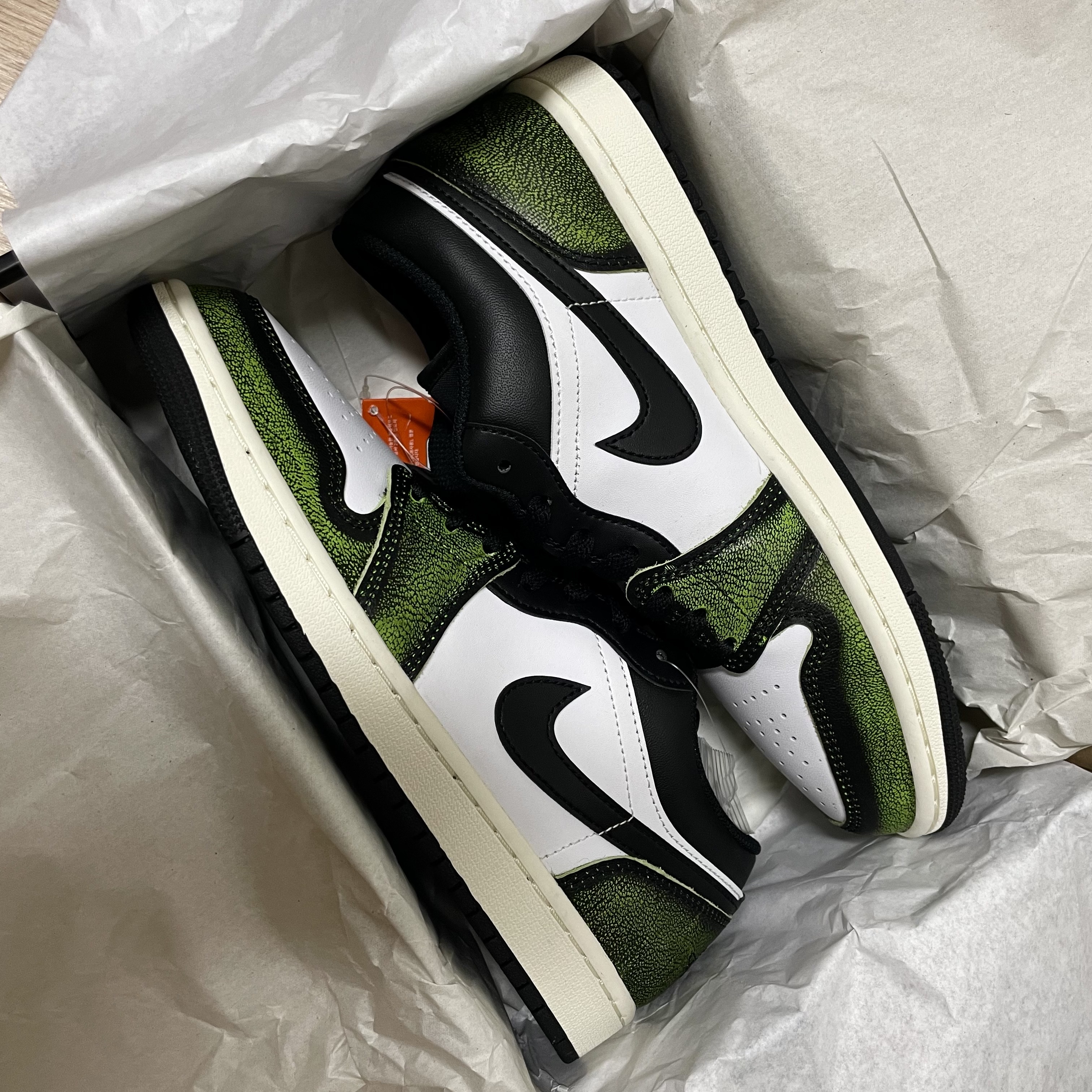 Jordan 1 Low SE Black Electric Green 착용 스타일 - 2