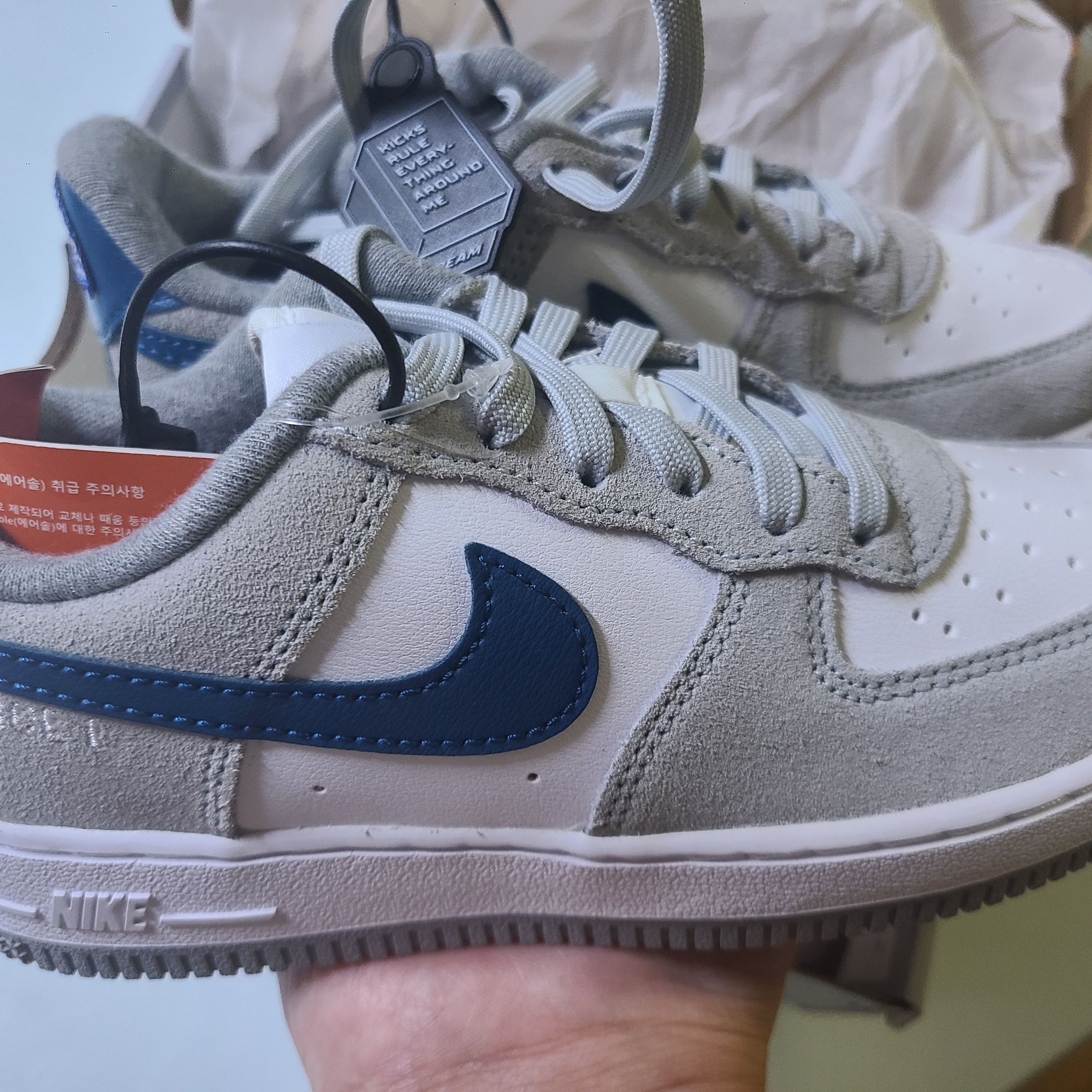 (GS) Nike Air Force 1 LV8 Athletic Club Light Smoke Grey Marina 착용 스타일