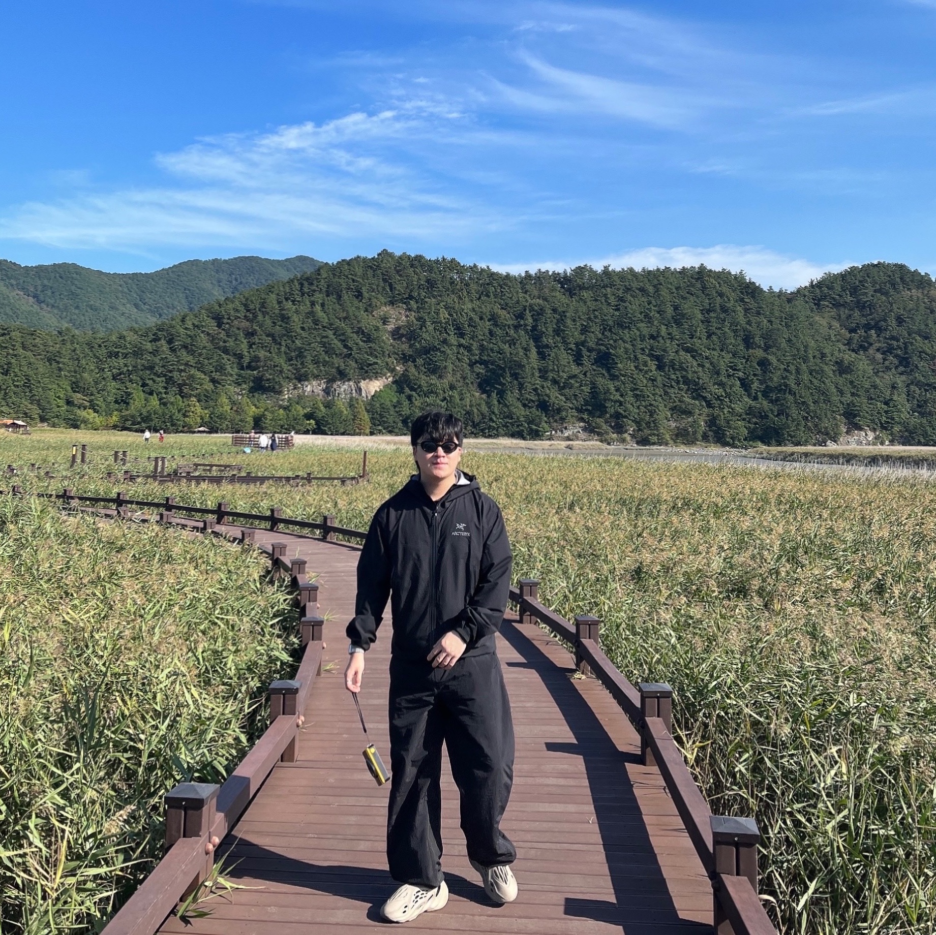 Arc'teryx Beta Jacket Black, Adidas Yeezy Foam RNNR Stone Sage 착용 스타일