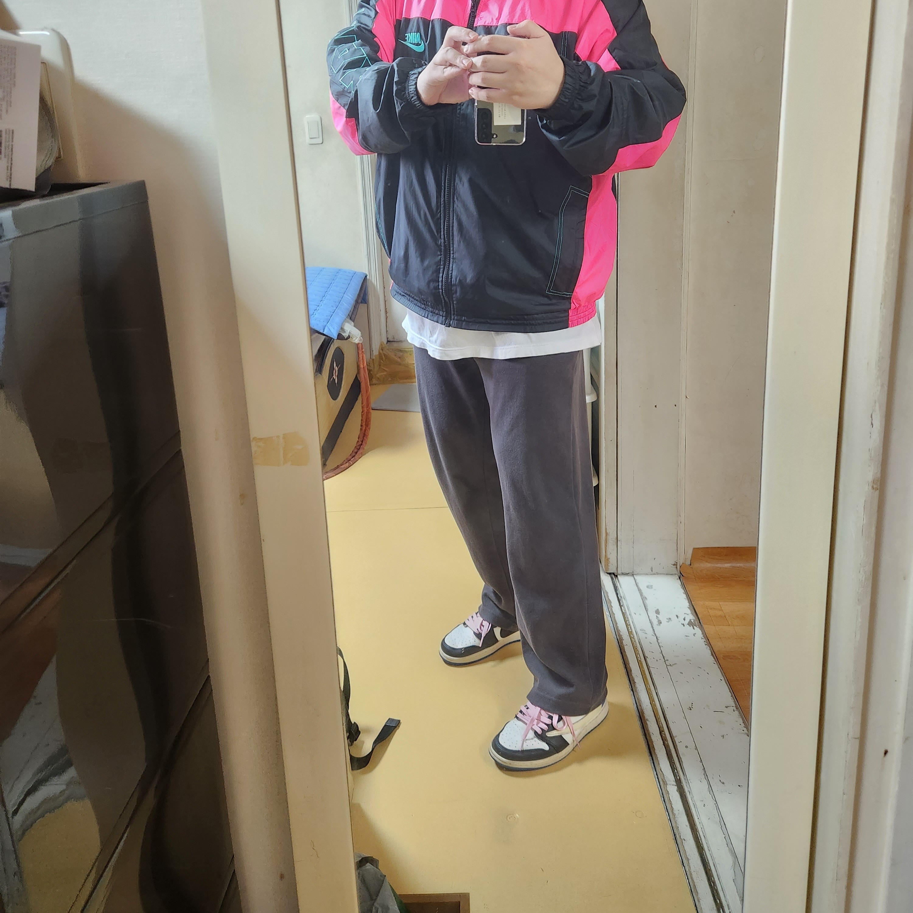 Nike x Atmos NRG Vintage PTHWK Track Jacket Black, Jordan 1 x Travis Scott x Fragment Retro Low OG SP Military Blue 착용 스타일
