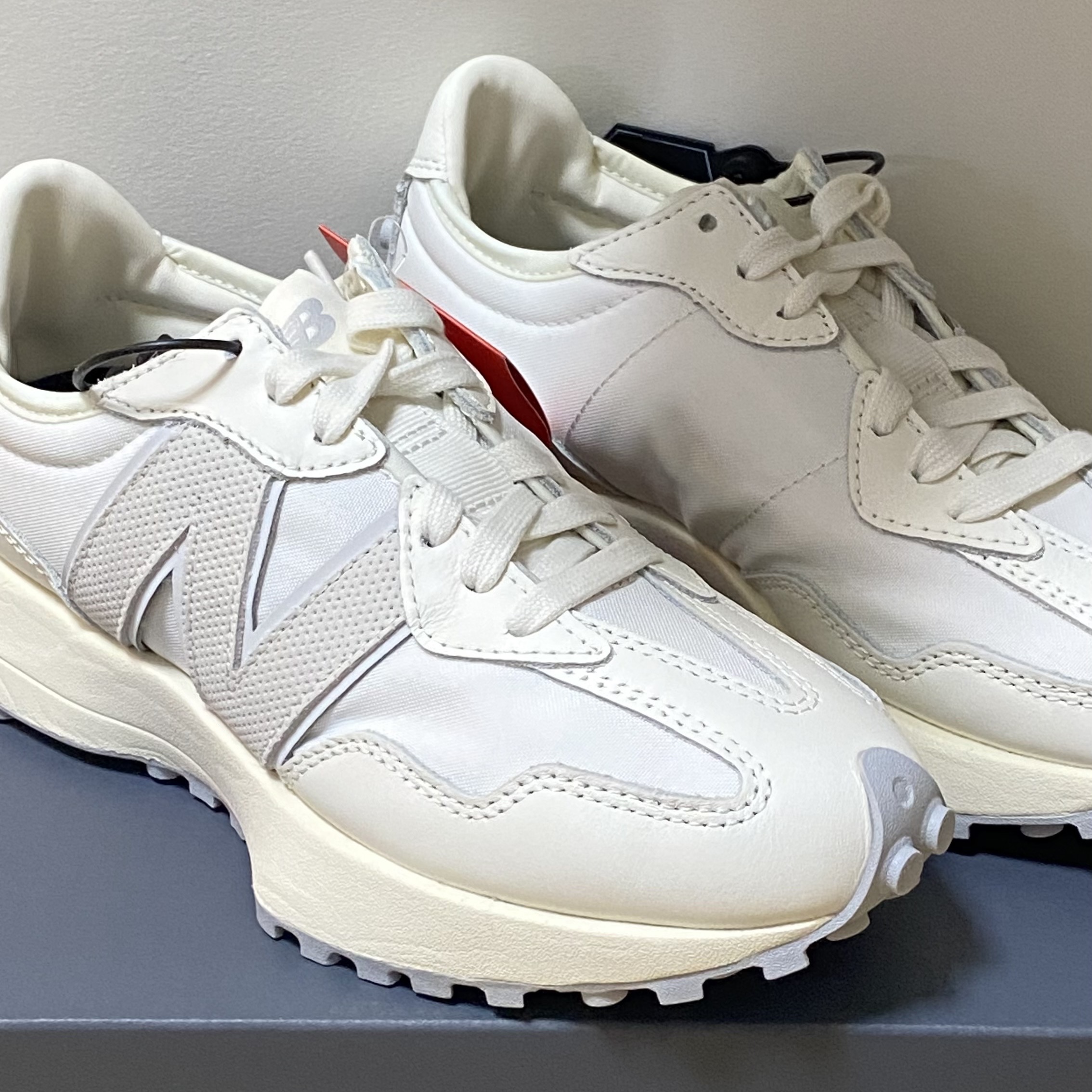 New Balance 327 Shifted White Pack 착용 스타일