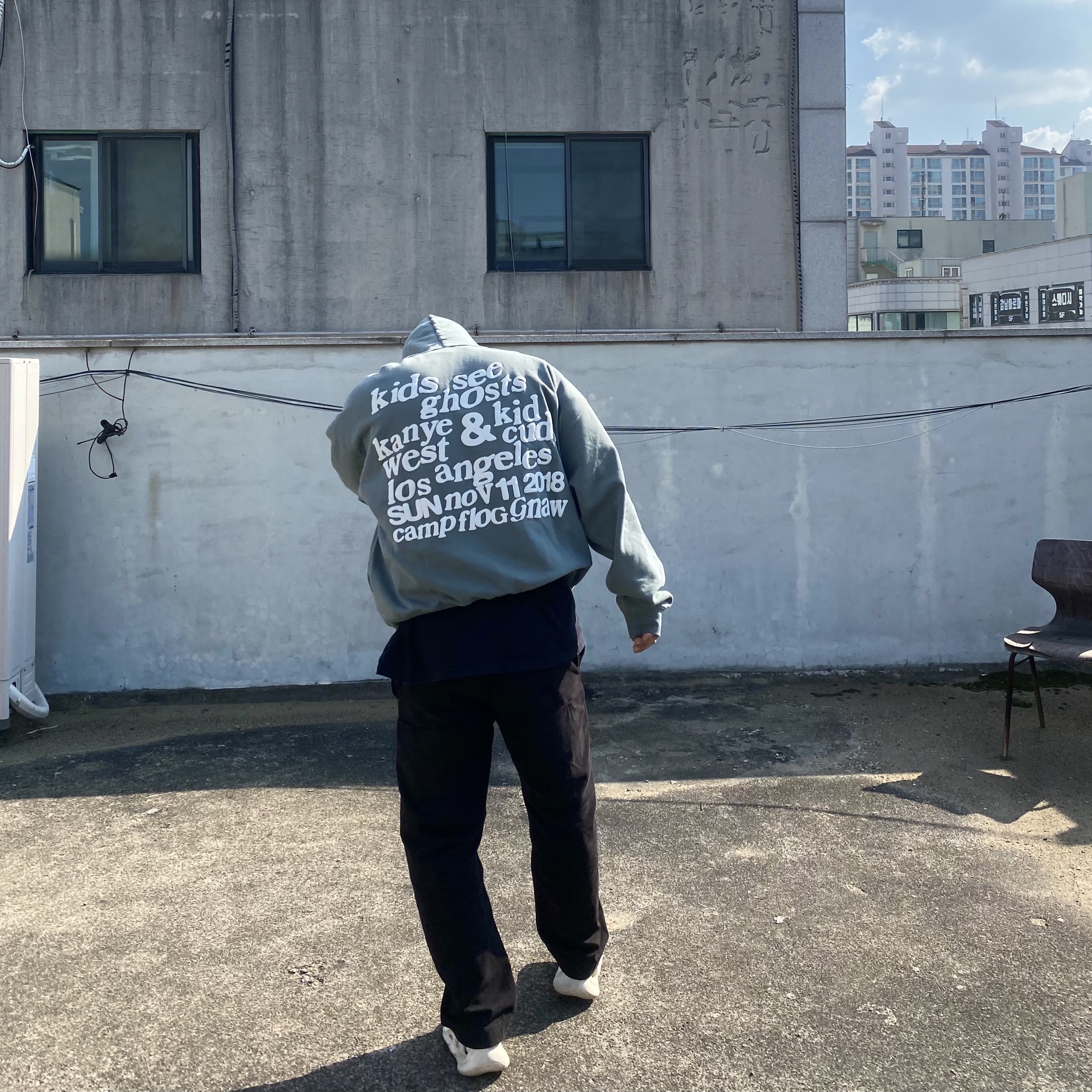 Yeezy Gap Engineered By Balenciaga Sateen Cargo Pants Black, Adidas Yeezy Foam RNNR Sand 착용 스타일 - 3