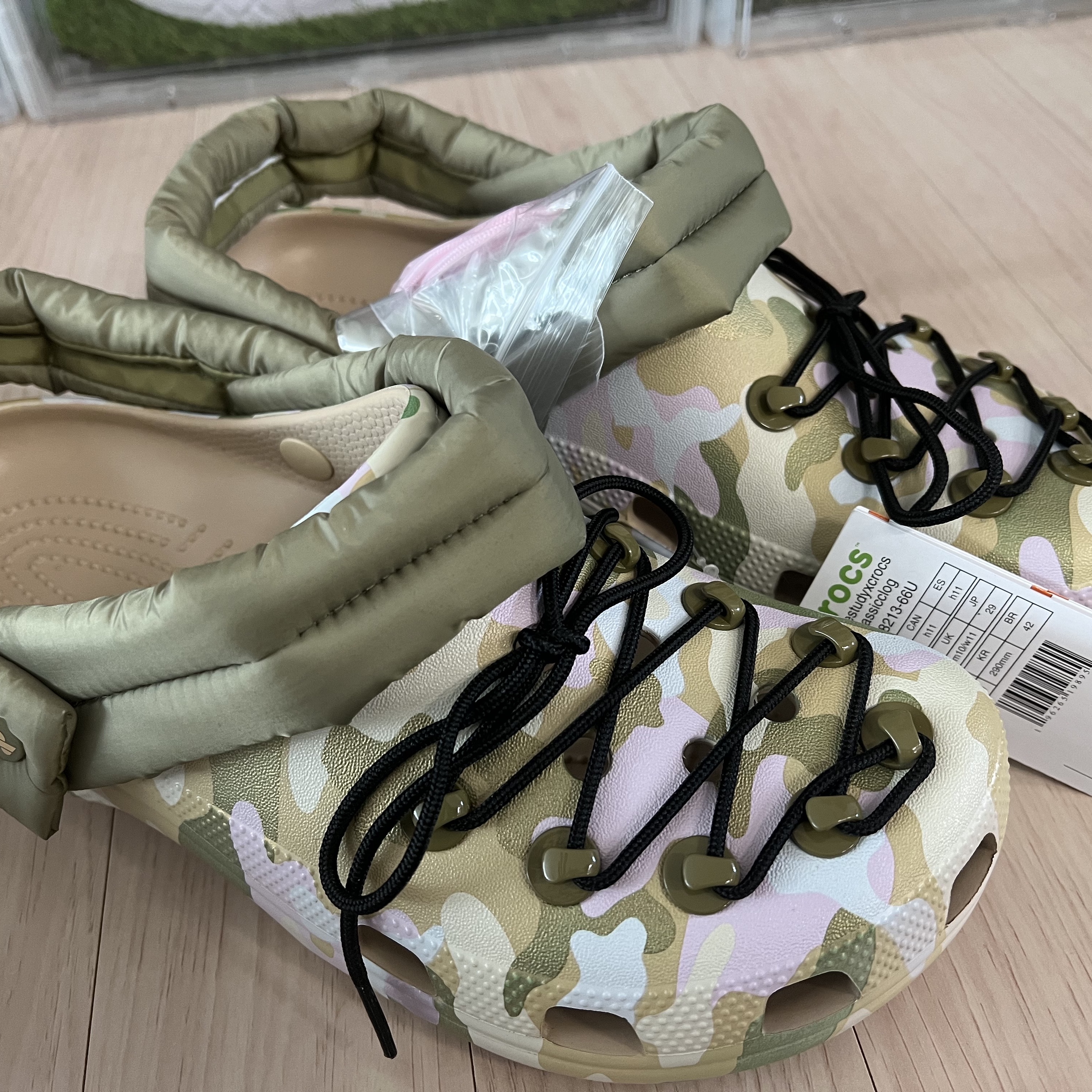 Crocs x Casestudy Classic Clog Multi 착용 스타일 - 1