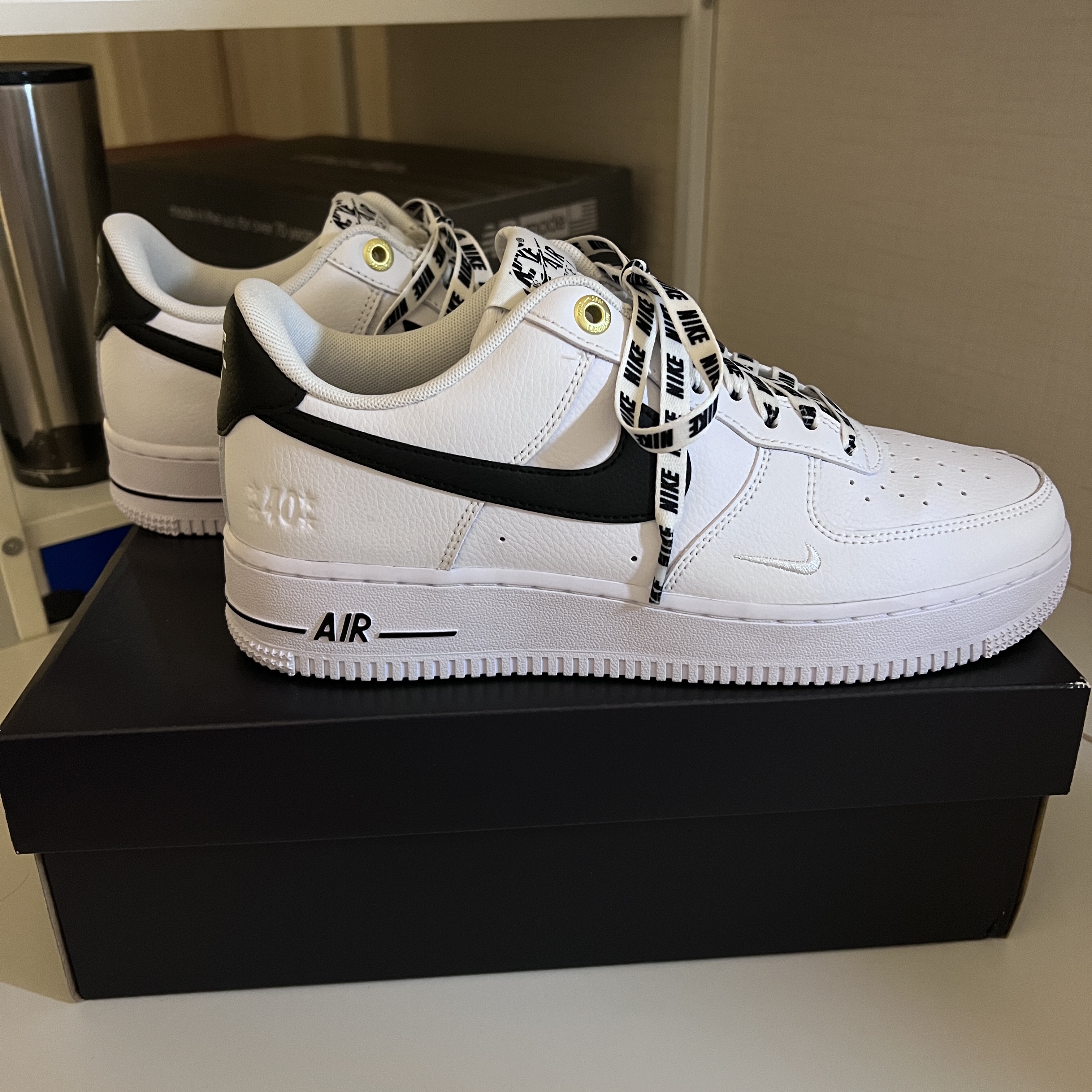 Nike Air Force 1 '07 LV8 40th Anniversary Join Forces White Black 착용 스타일 - 3
