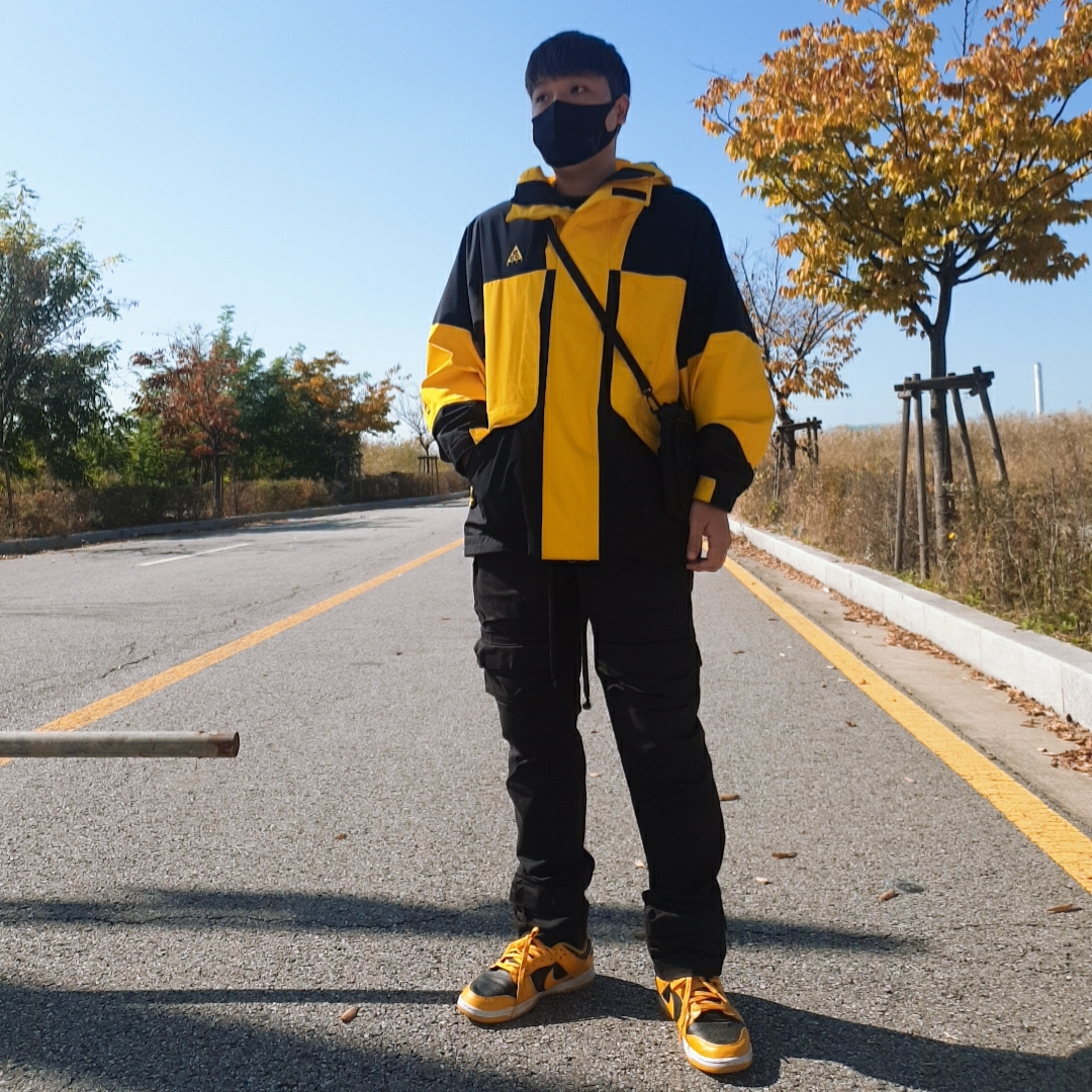 Nike ACG Gore-Tex Jacket Amarillo Black - US/EU, Supreme Shoulder Bag Black - 19FW 착용 스타일 - 1