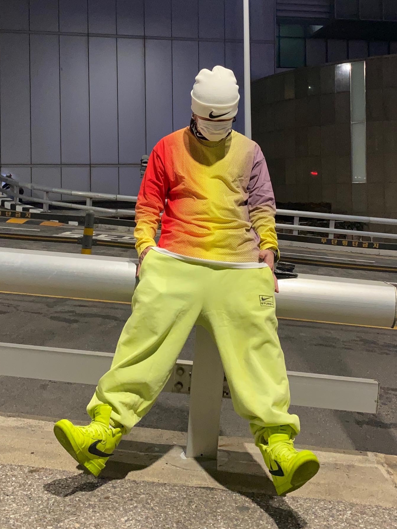 Nike x Stussy NRG FL LS Top Multi Color (DO5308-902), Nike x Stussy NRG RA Washed Fleece Pants Volt (DM1024-702) 착용 스타일 - 1