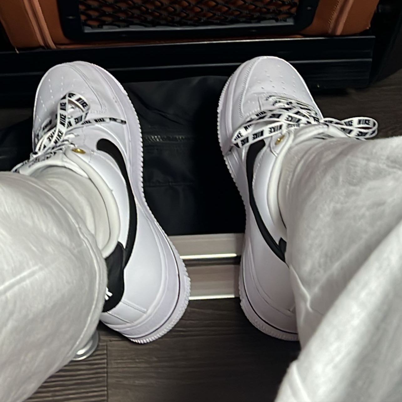 Nike Air Force 1 '07 LV8 40th Anniversary Join Forces White Black 착용 스타일 - 5