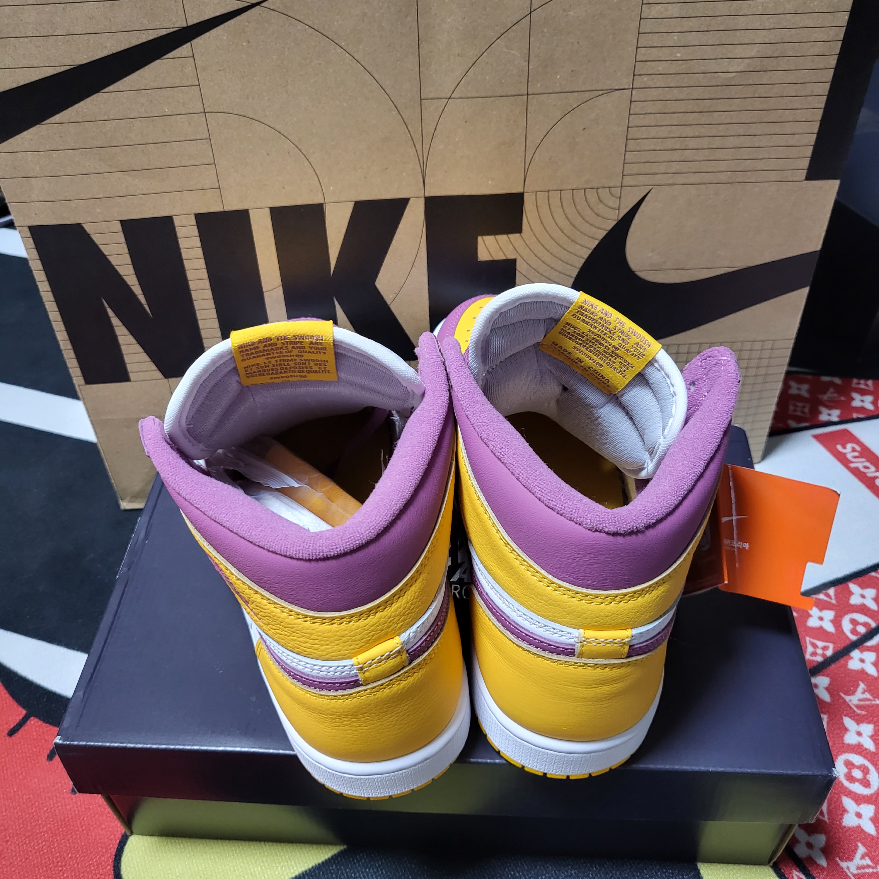 Jordan 1 Retro High OG University Gold Light Bordeaux 착용 스타일 - 2