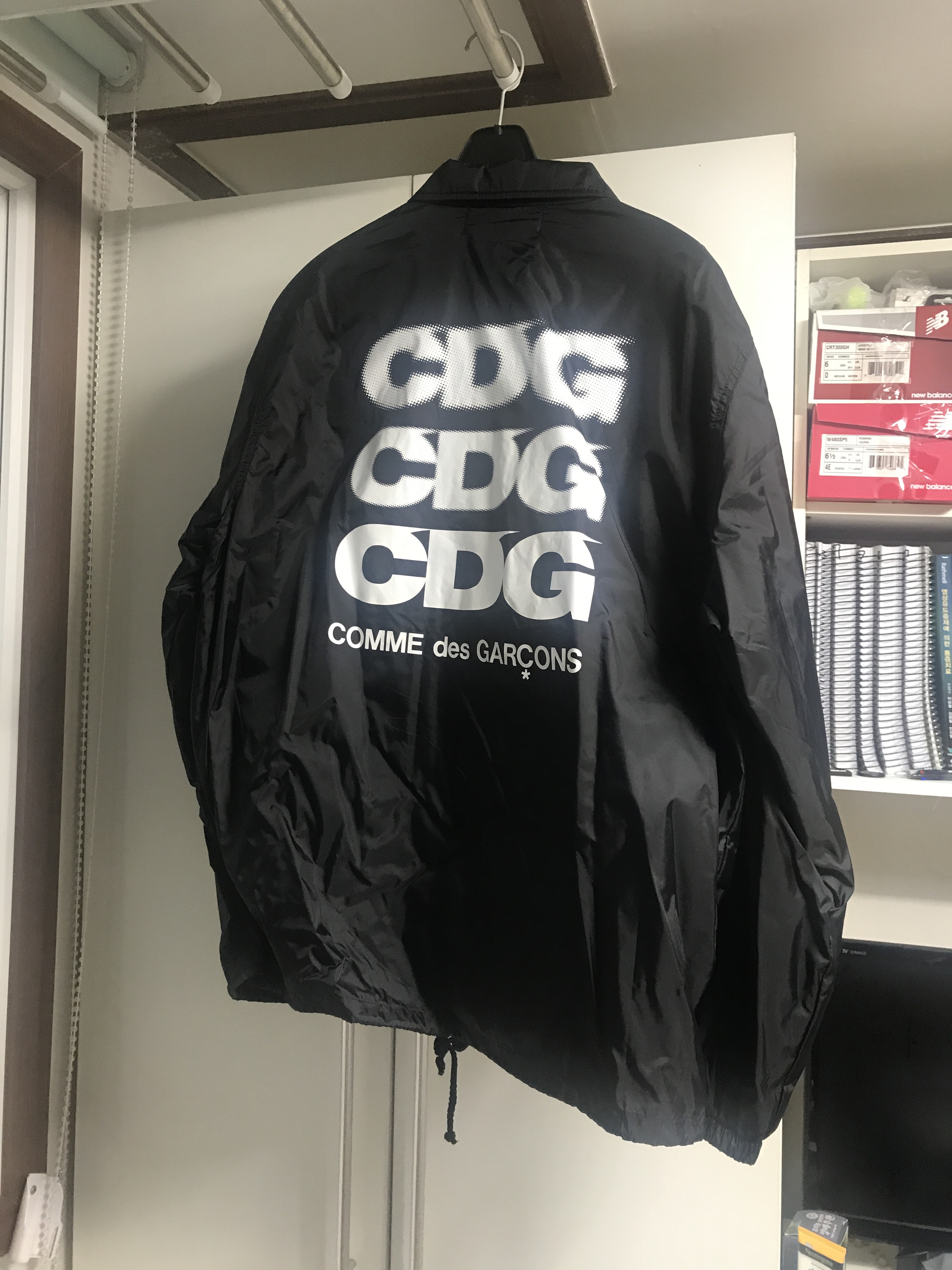 CDG Logo Coach Jacket Black 착용 스타일 - 3