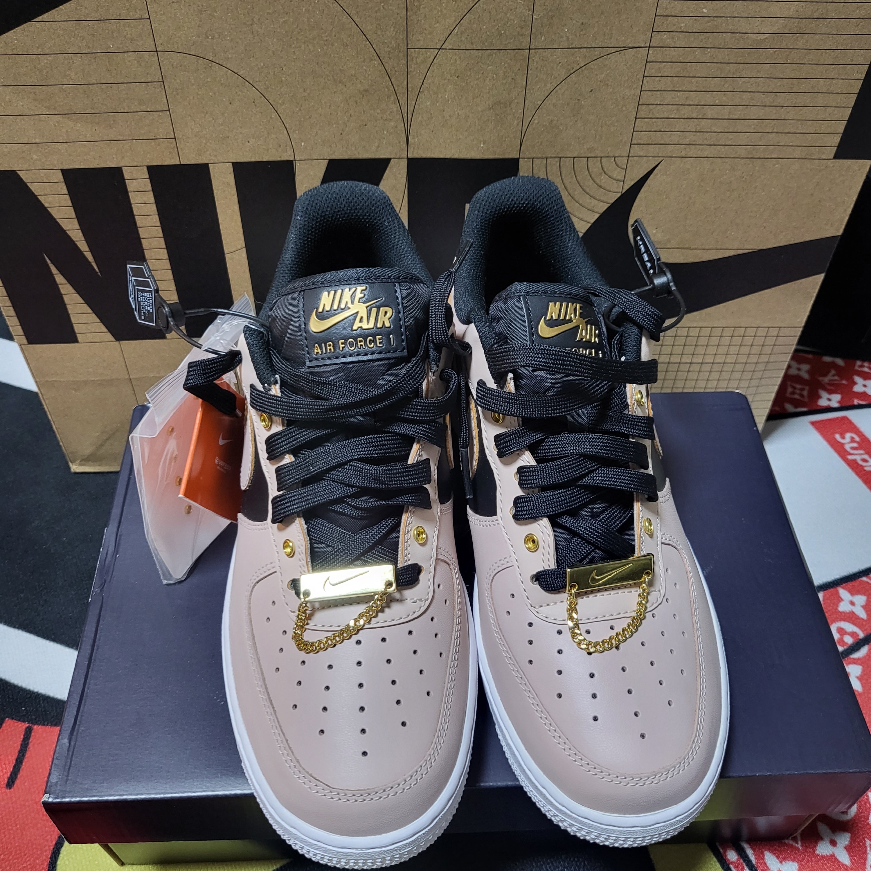 Nike Air Force 1 '07 PRM Touch Of Gold 착용 스타일 - 2