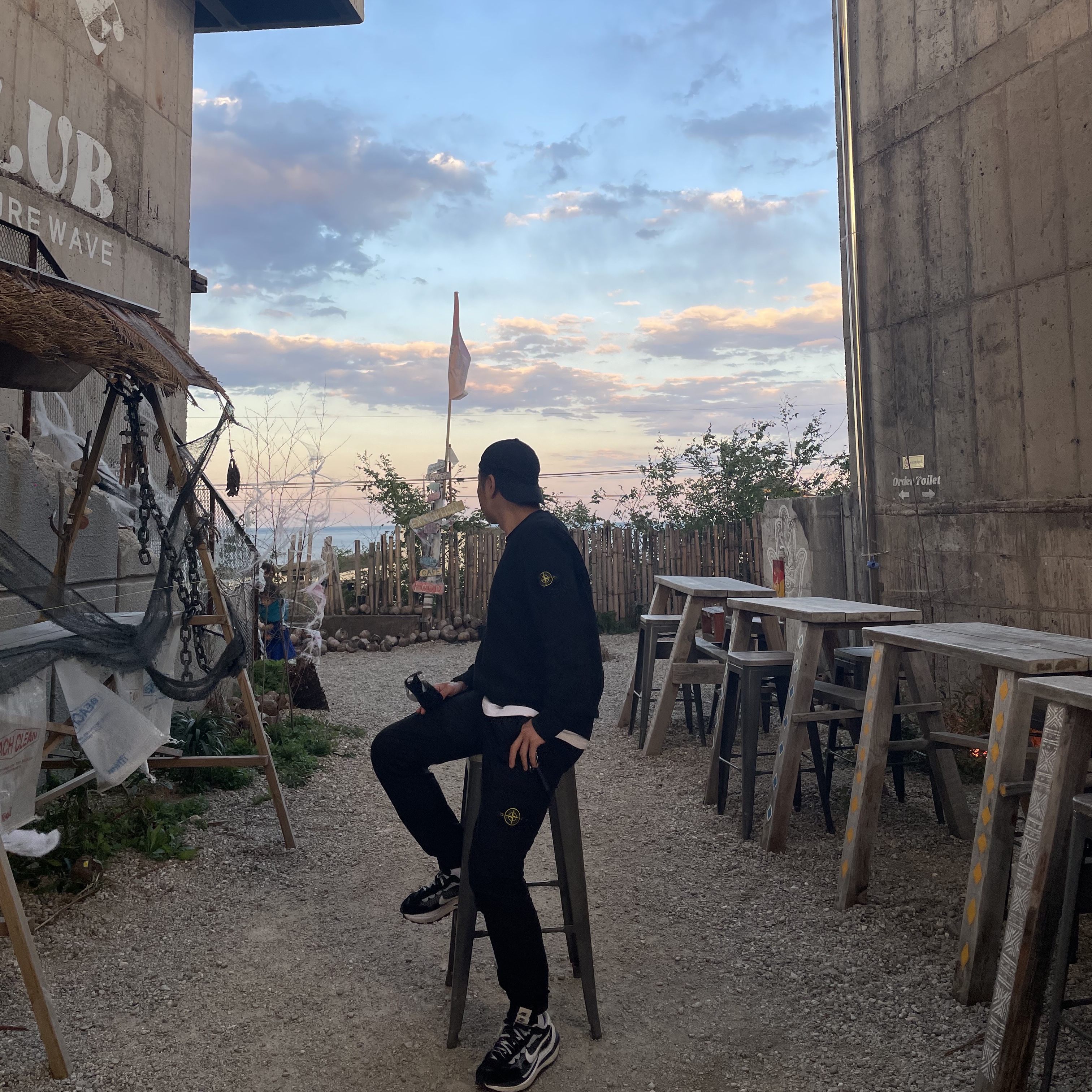 Stone Island 63051 Crewneck Sweatshirt Black - 22SS, Stone Island 31303 Stretch Cotton Tela Paracadute Cargo Pants Black - 22SS 착용 스타일 - 1