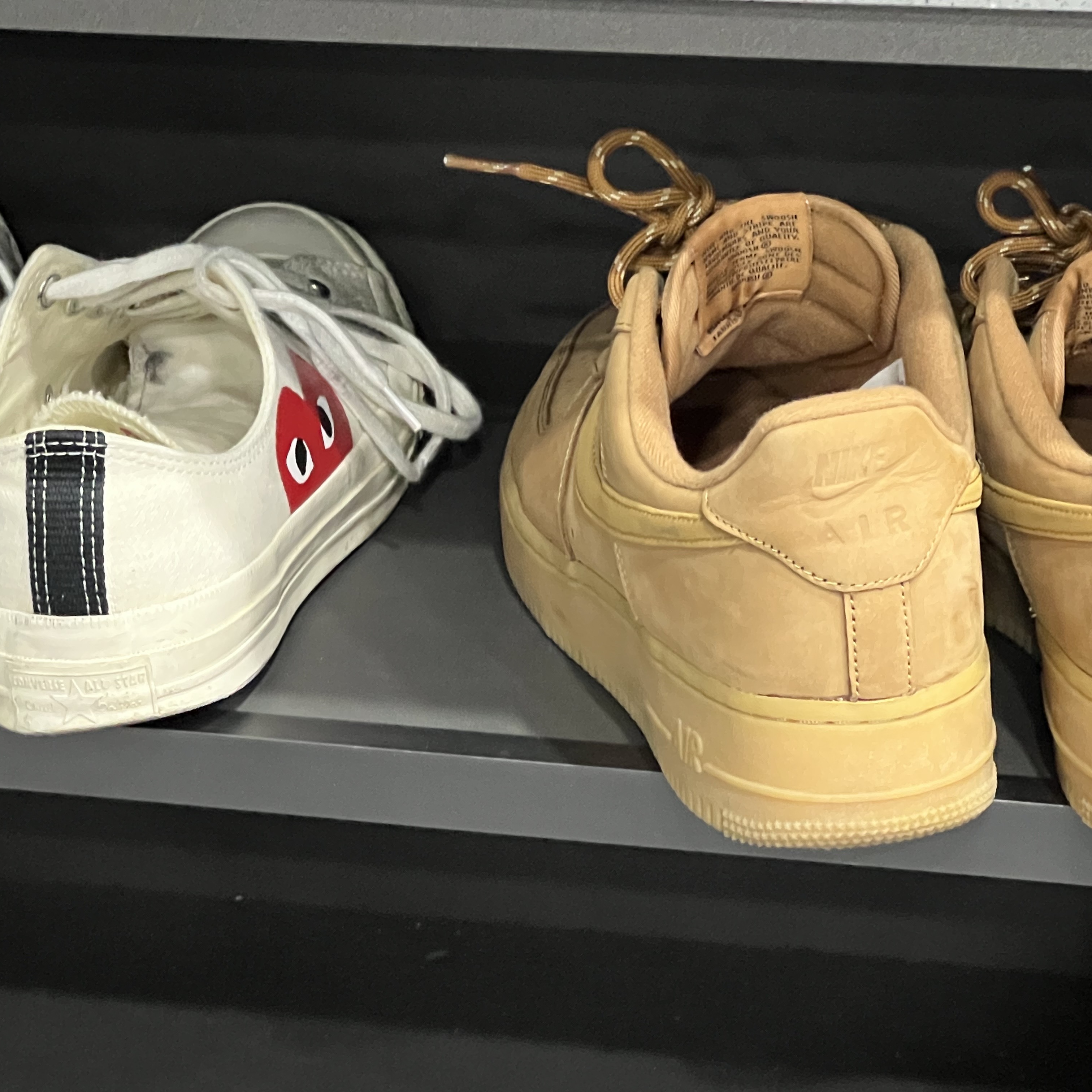 Converse x Play Comme des Garcons Chuck 70 Ox White, Nike Air Force 1 '07 WB Flax 착용 스타일
