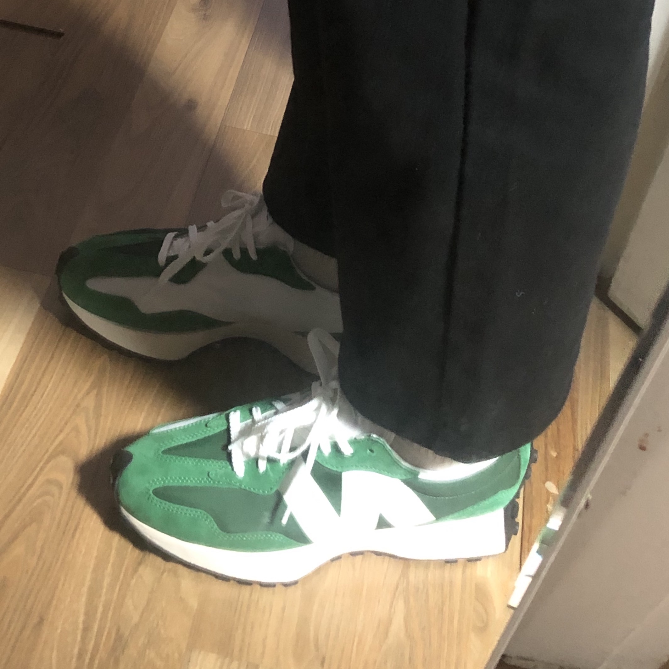 New Balance 327 Varsity Green 착용 스타일 - 1