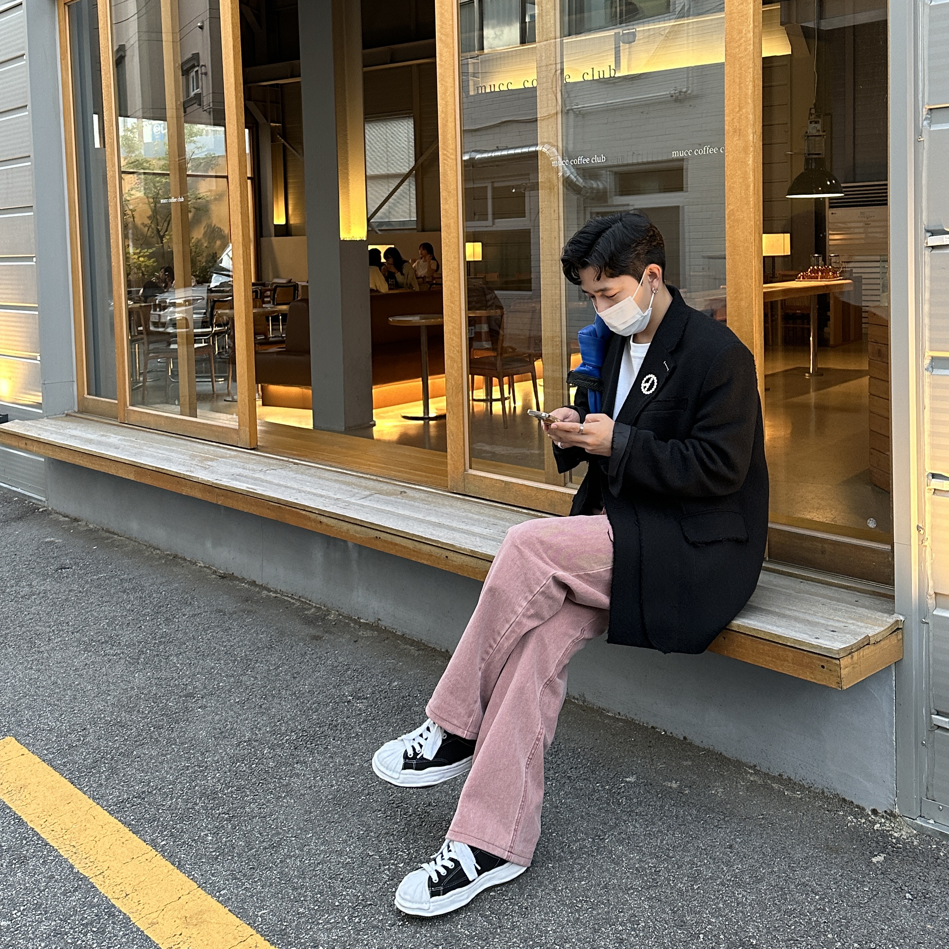 Maison Mihara Yasuhiro Blakey OG Sole Canvas Low-top Sneakers Black, Ader Error x Zara Leather Shoulder Bag with Knot Blue 착용 스타일 - 2