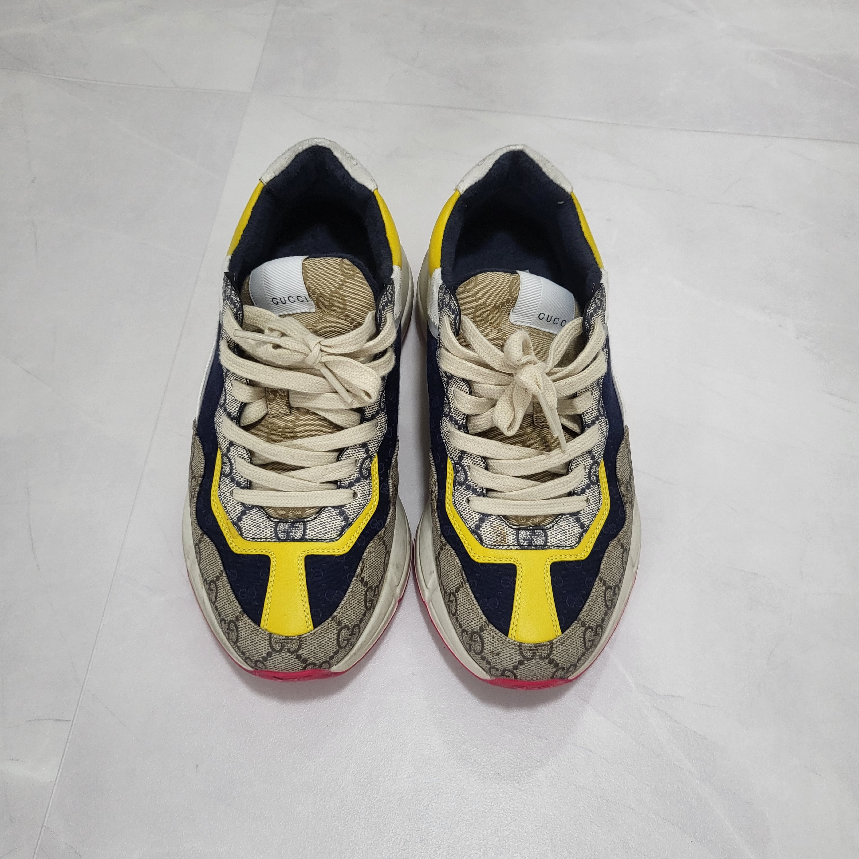 Gucci GG Rhyton Beige Sneakers Ebony Blue 착용 스타일 - 1