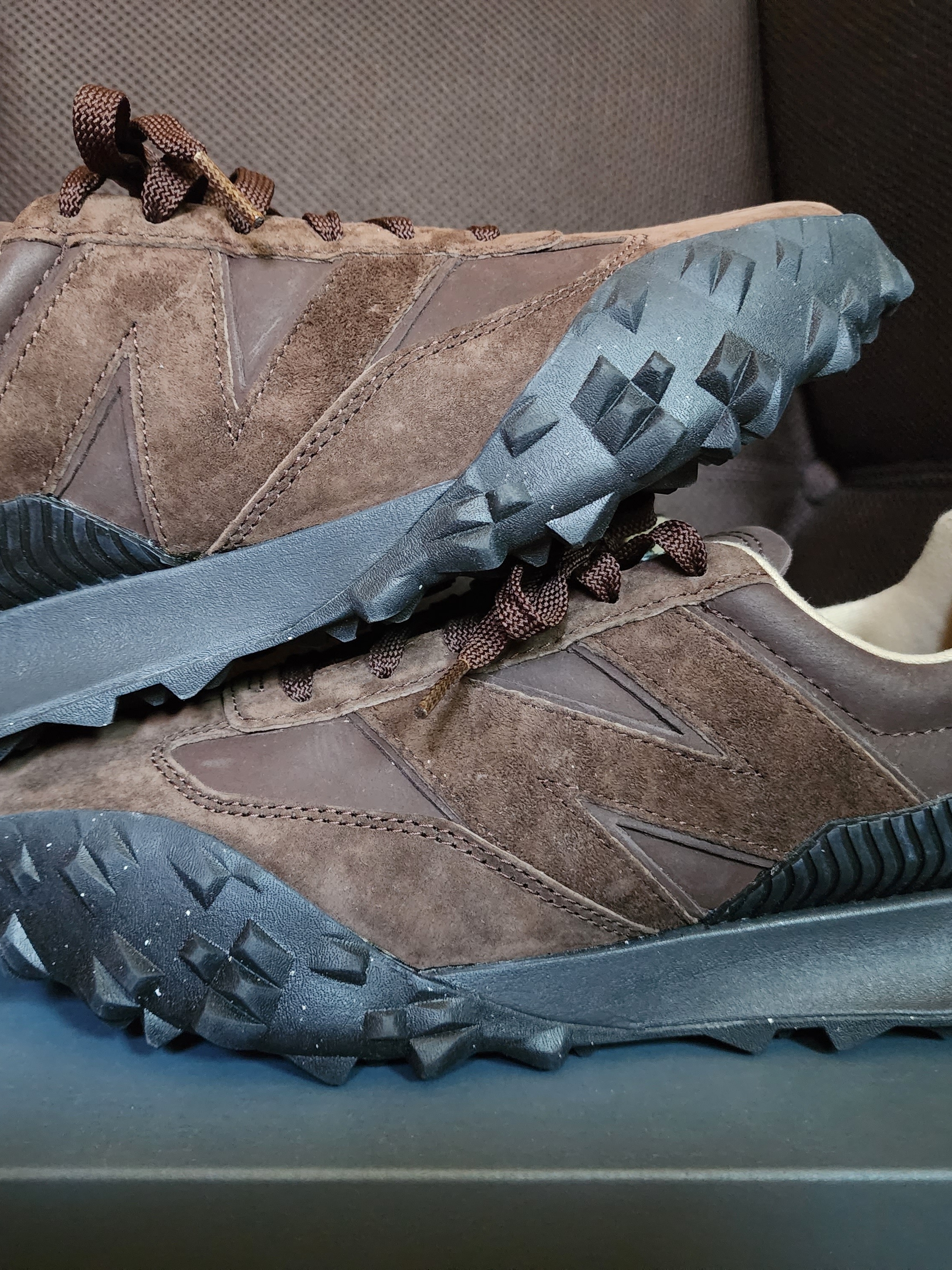 New Balance x Auralee XC-72 Brown, New Balance 327 Grey 착용 스타일 - 3