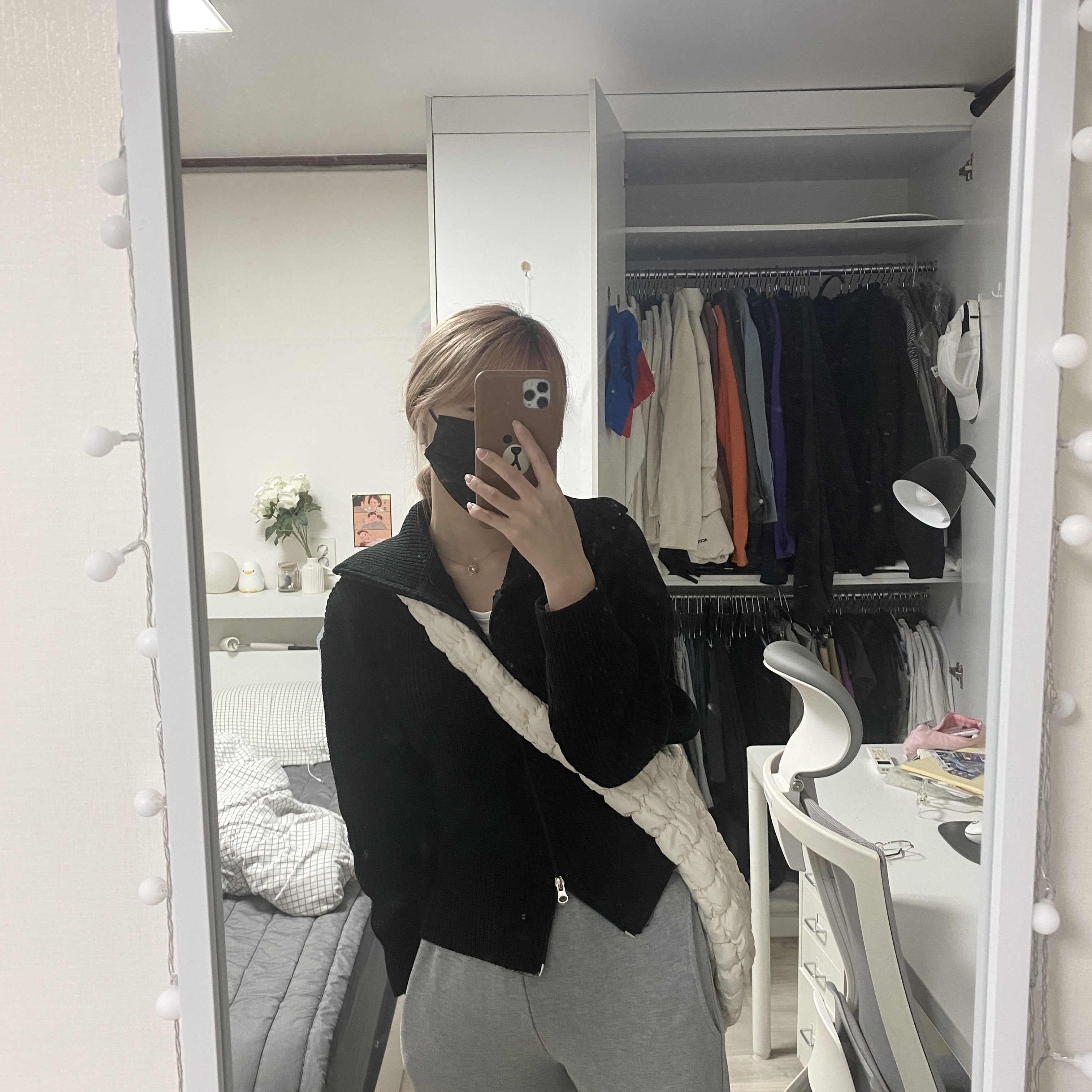 COS Quilted Oversized Shoulder Bag Off White Light Beige 착용 스타일