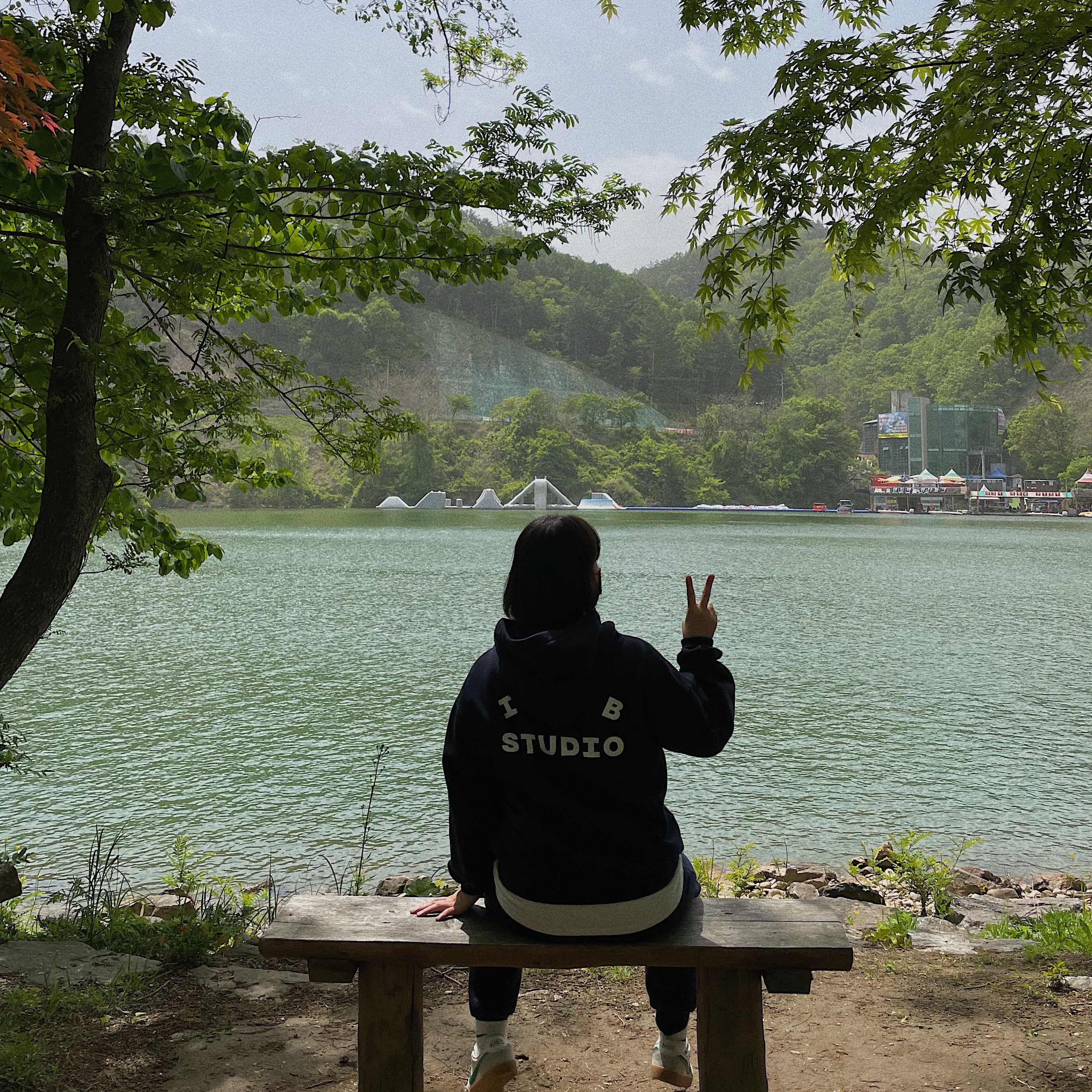 IAB Studio Hoodie Navy - 21SS 착용 스타일