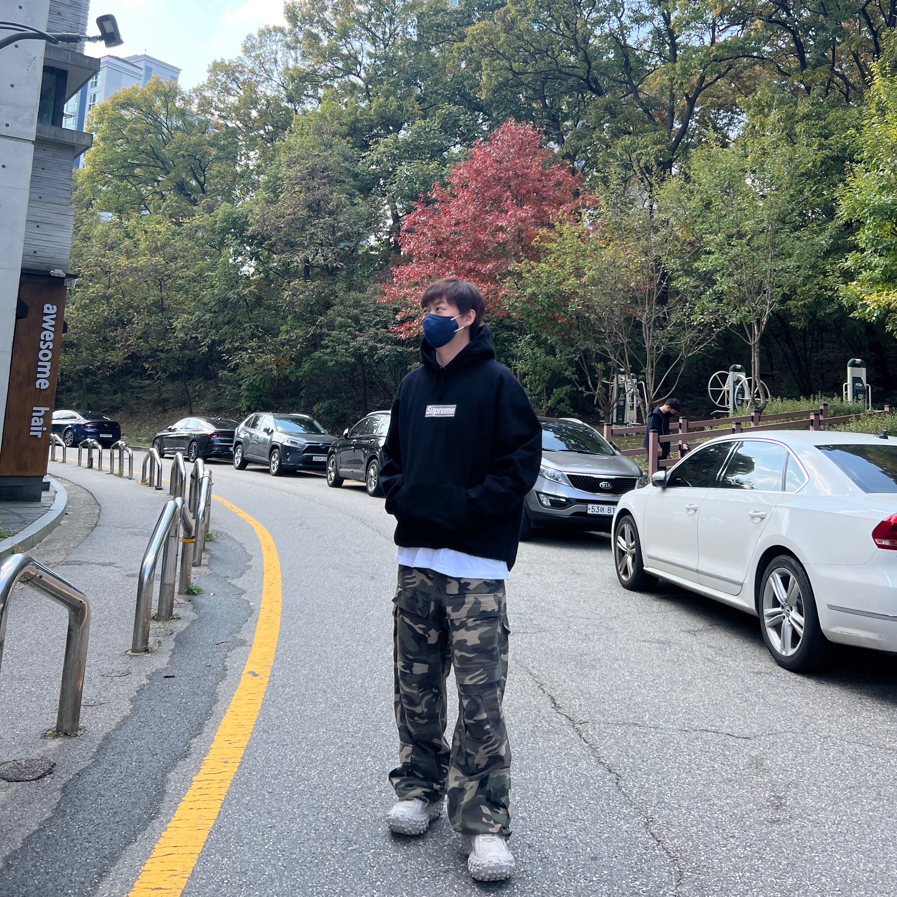 Balenciaga Defender Sneakers Beige, Supreme x Burberry Box Logo Hooded Sweatshirt Black - 22SS 착용 스타일 - 1