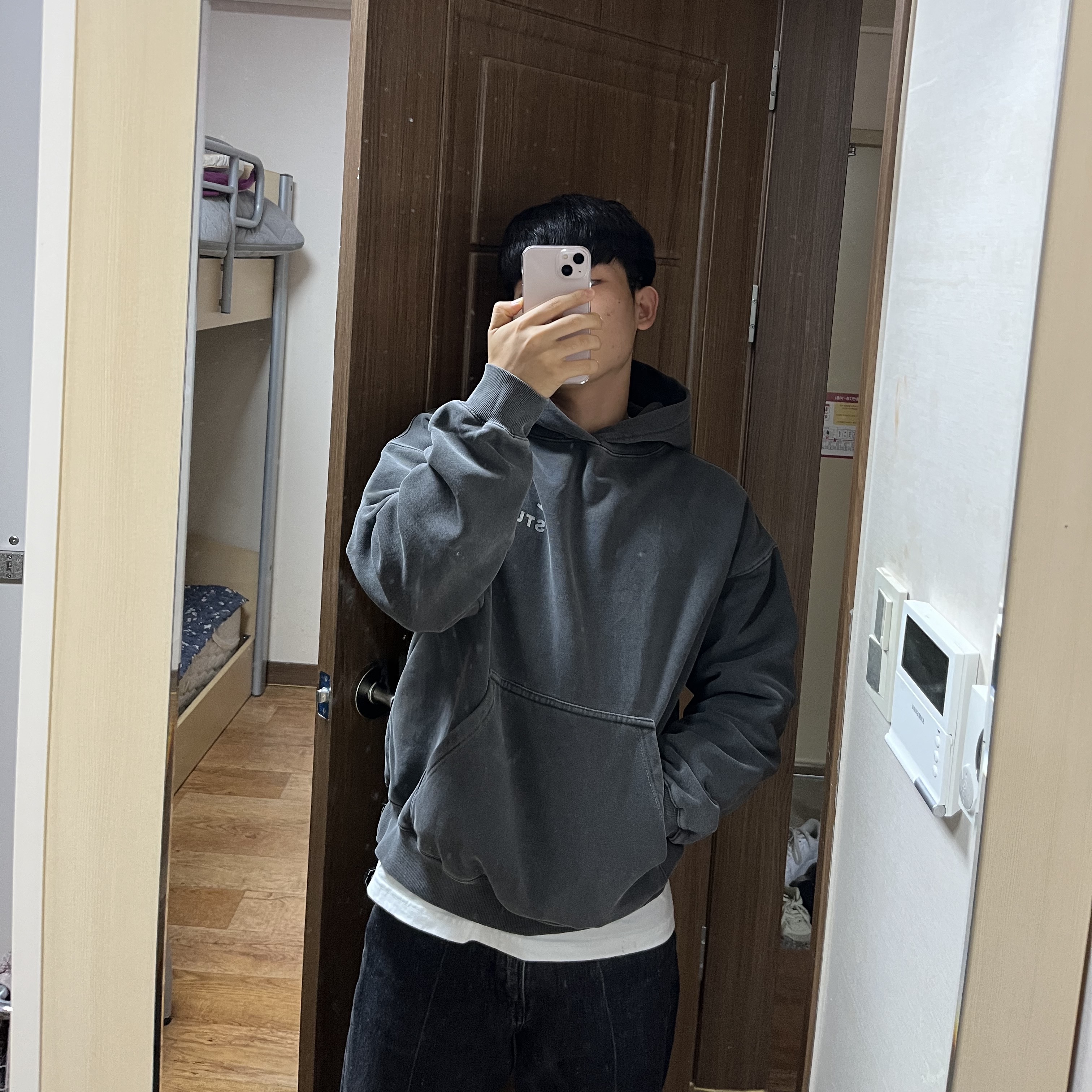 IAB Studio Pigment Hoodie Black 착용 스타일