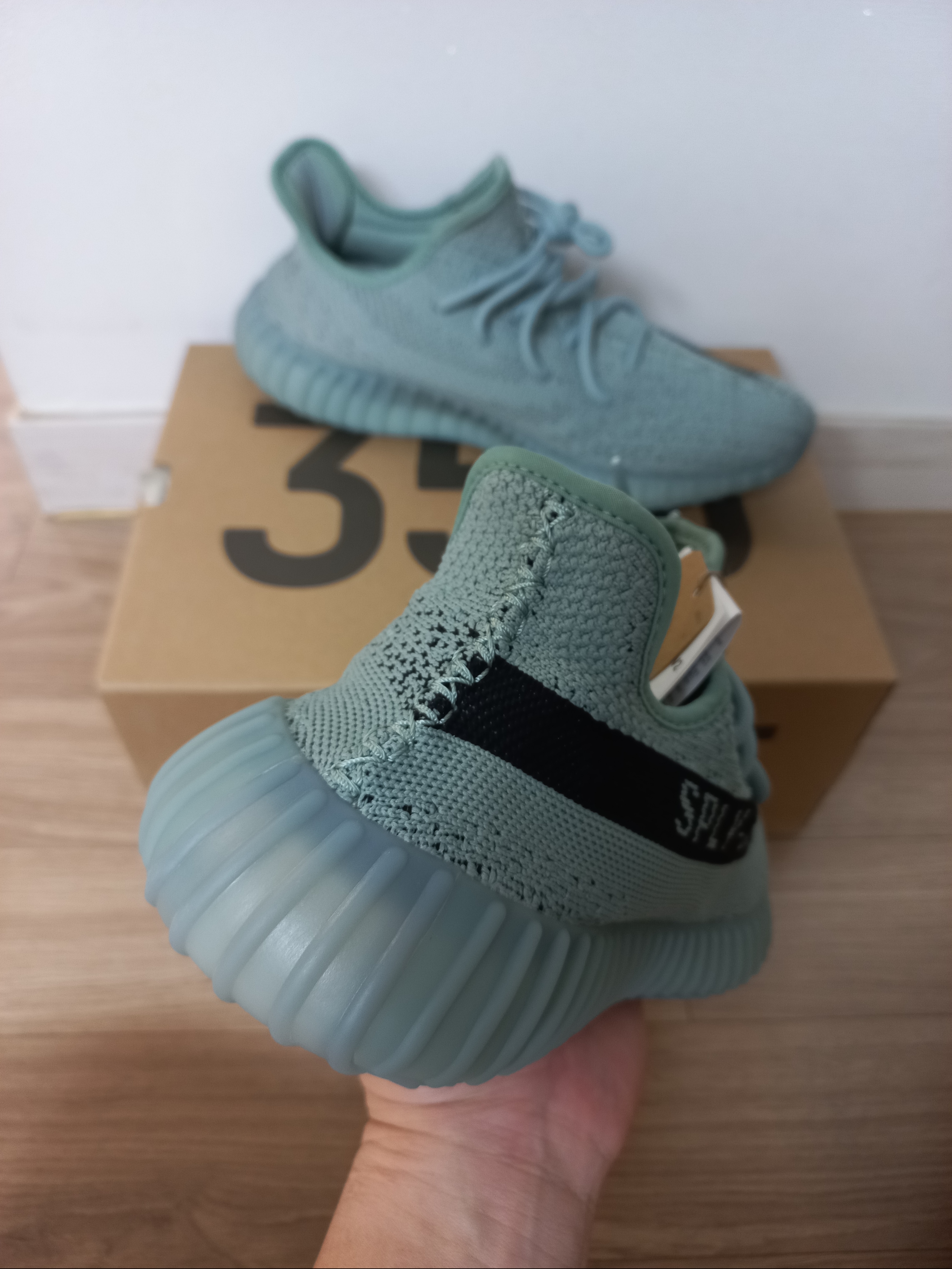 Adidas Yeezy Boost 350 V2 Salt Core Black 착용 스타일 - 2