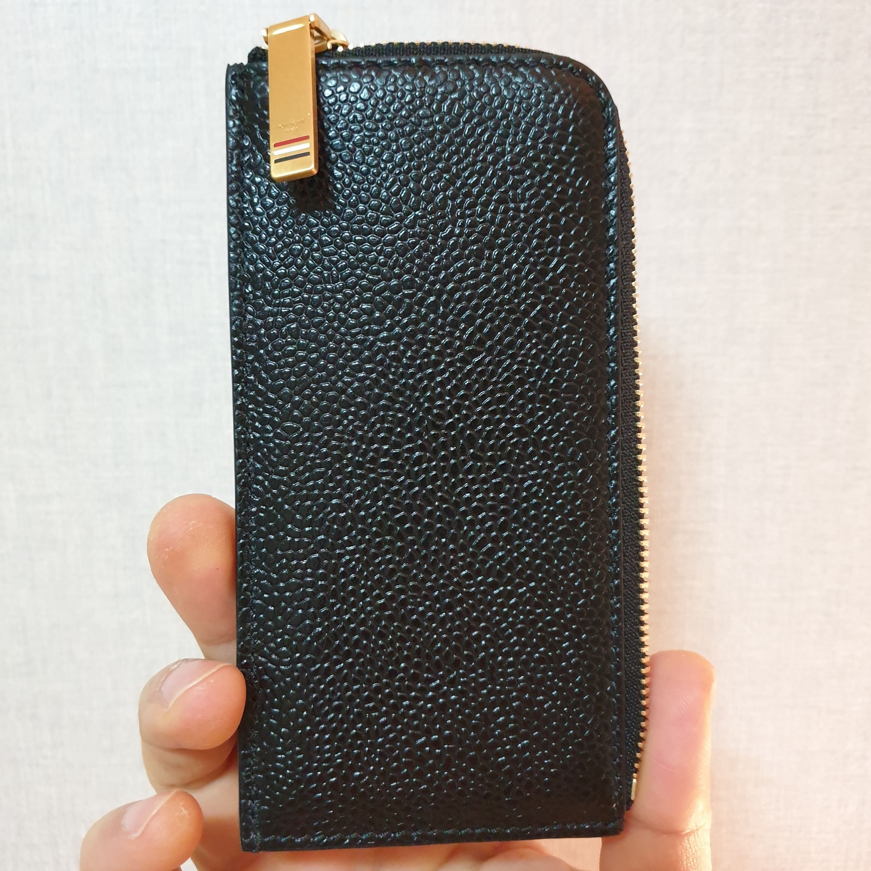 Thom Browne Pebble Grain Leather Stripe Zip-Around Wallet Black 착용 스타일 - 4