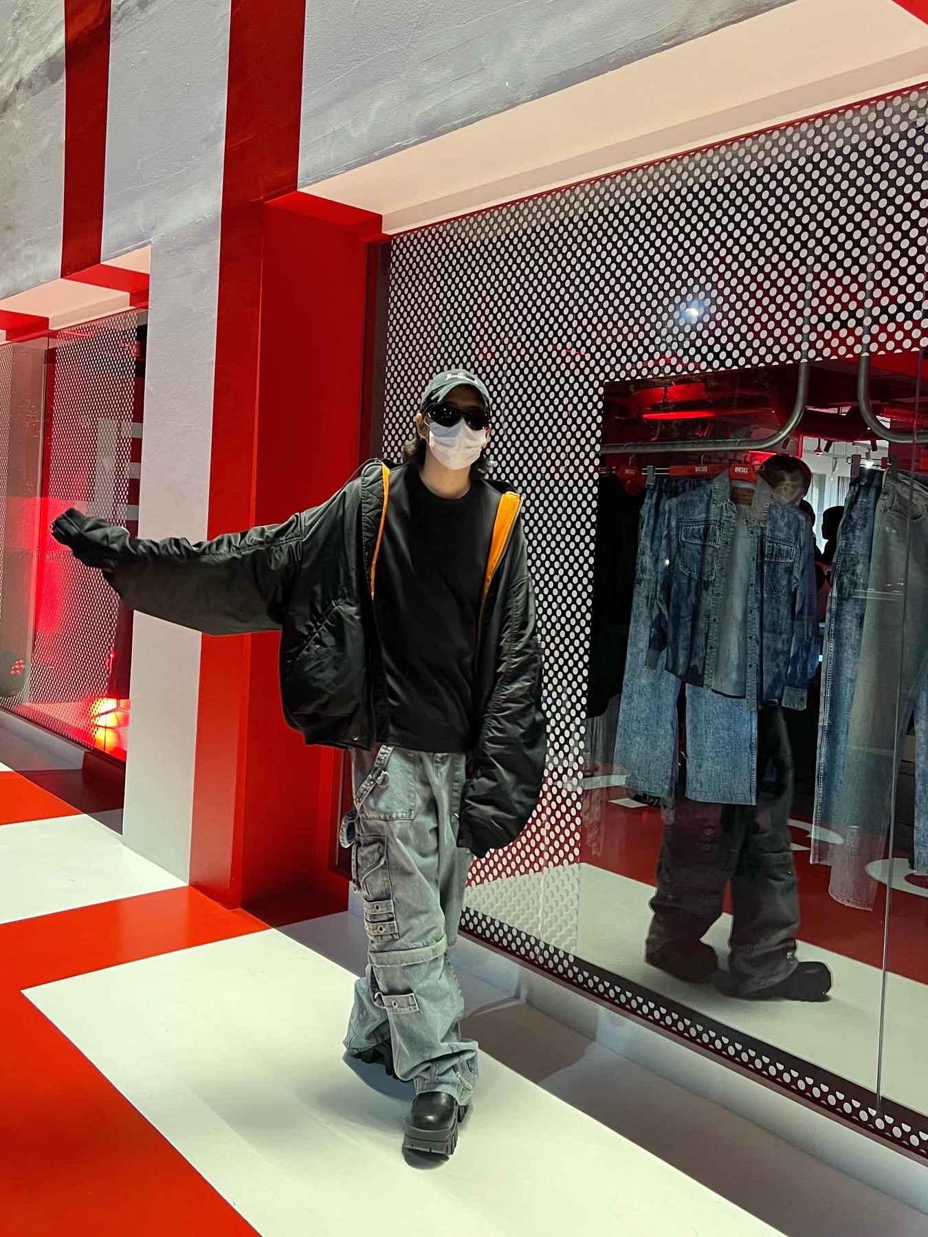 Balenciaga Gaffer Cap Black 착용 스타일 - 2