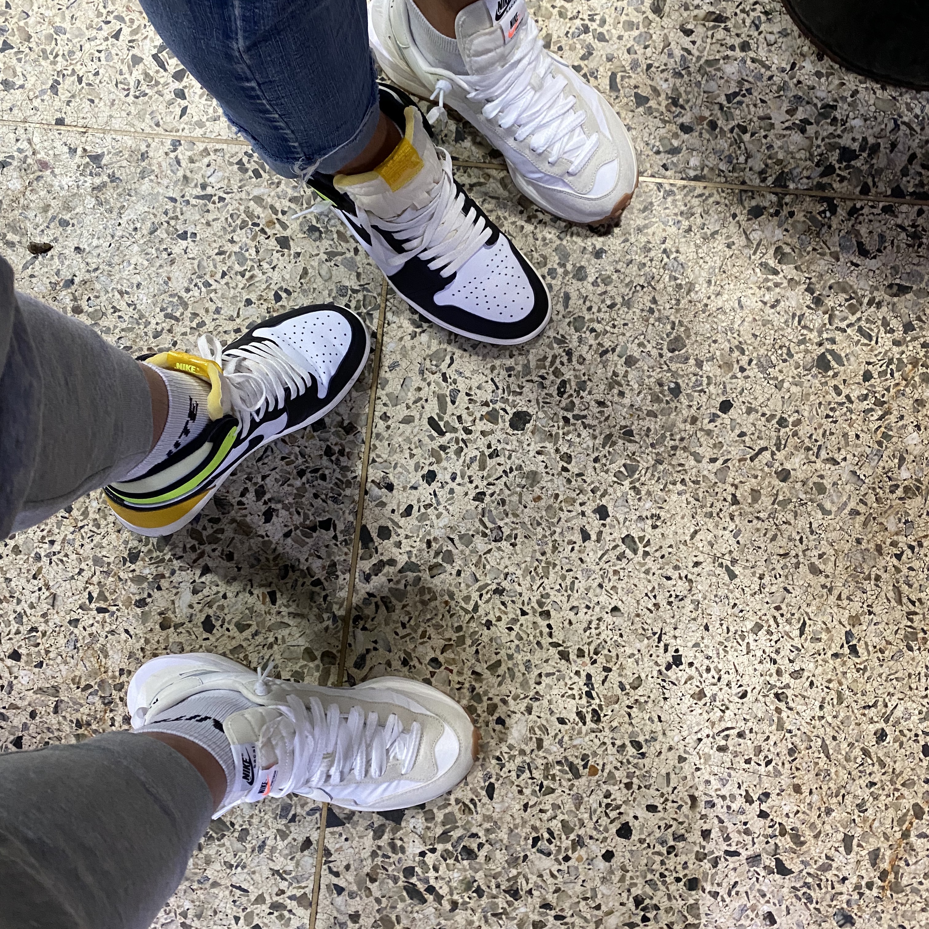 Jordan 1 Retro High OG Volt Gold, Nike x Sacai VaporWaffle White and Gum 착용 스타일