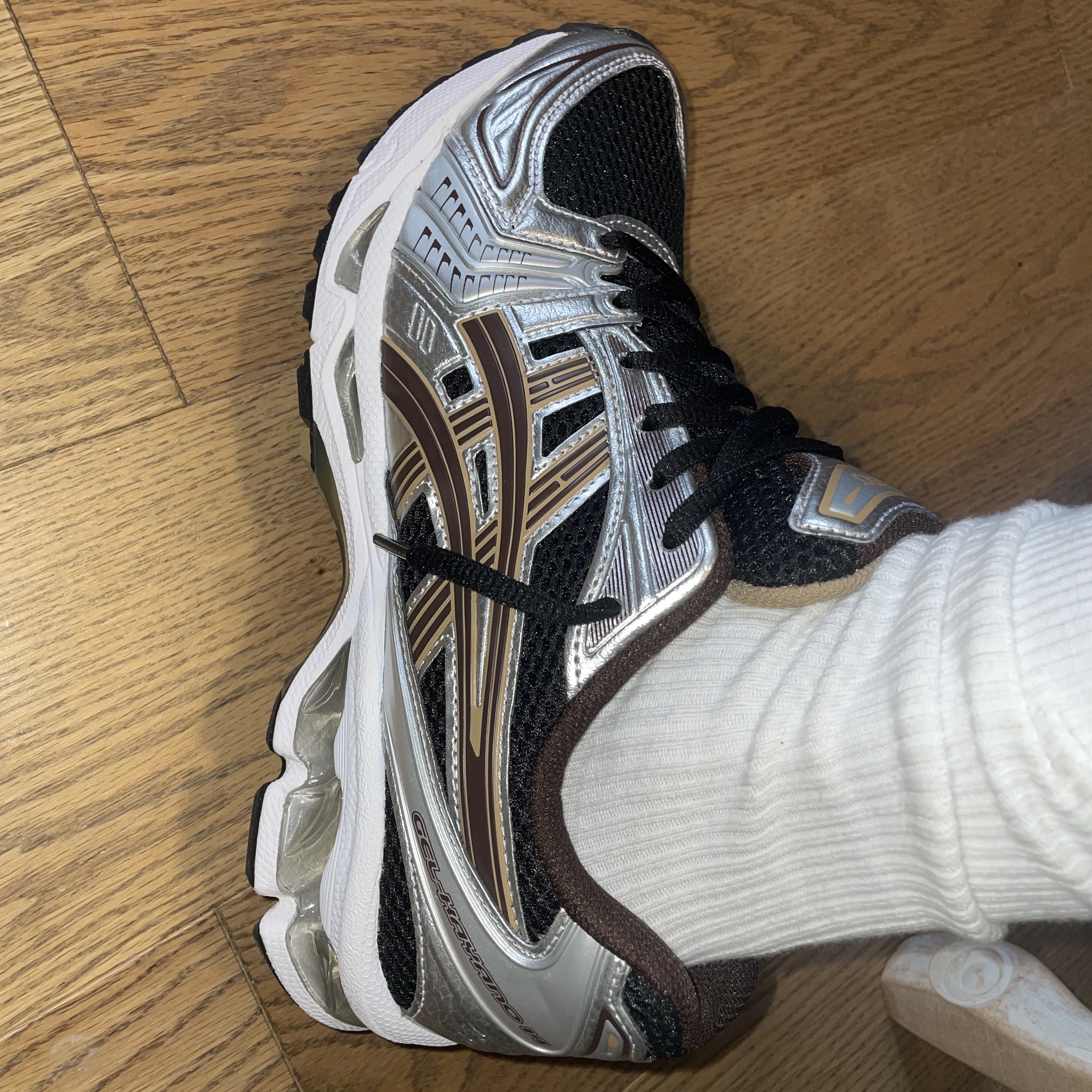 Asics Gel-Kayano 14 Black Coffee 착용 스타일 - 2
