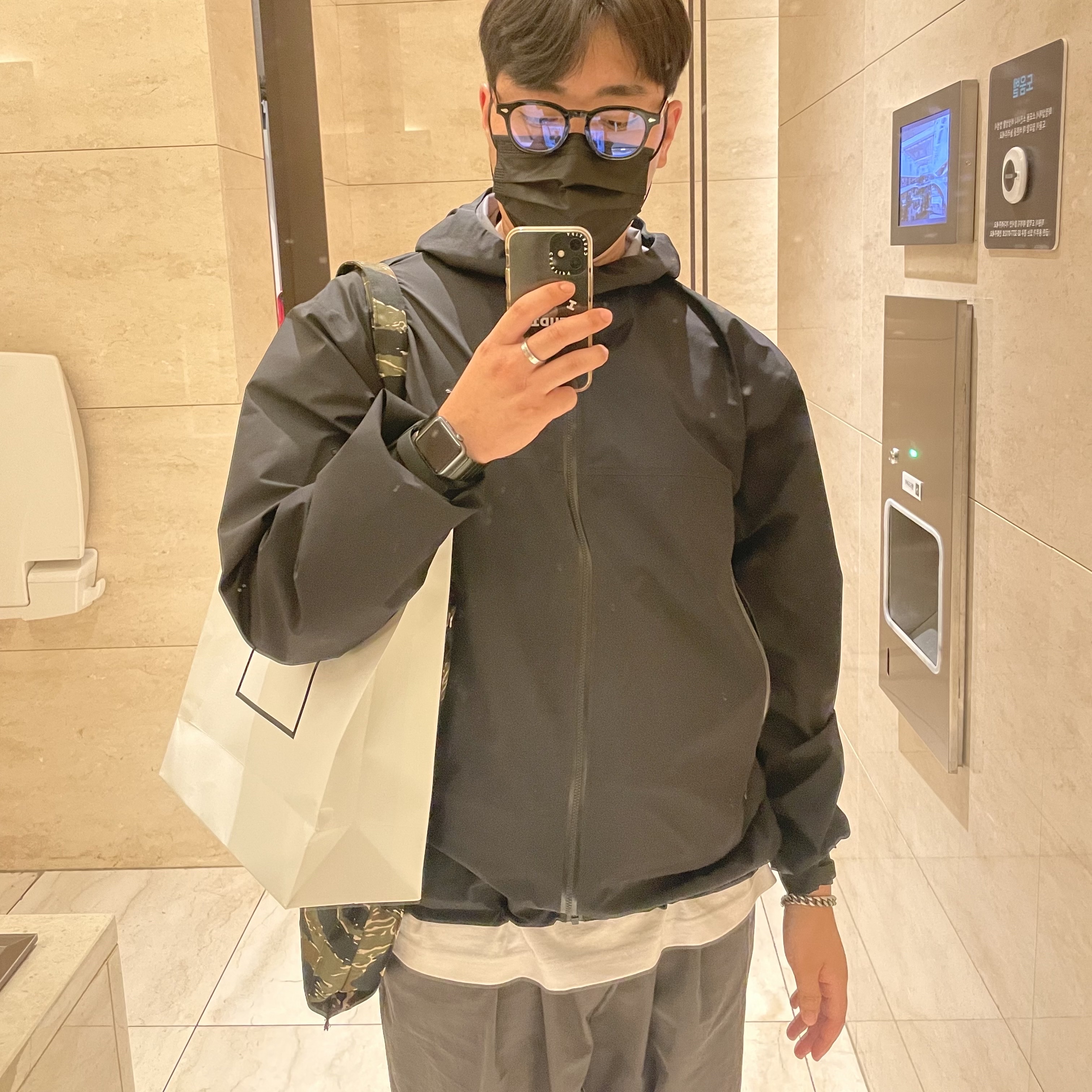 Arc'teryx Beta Jacket Black, Casetify x IAB Studio iPhone White Logo Impact Case Frost White 착용 스타일