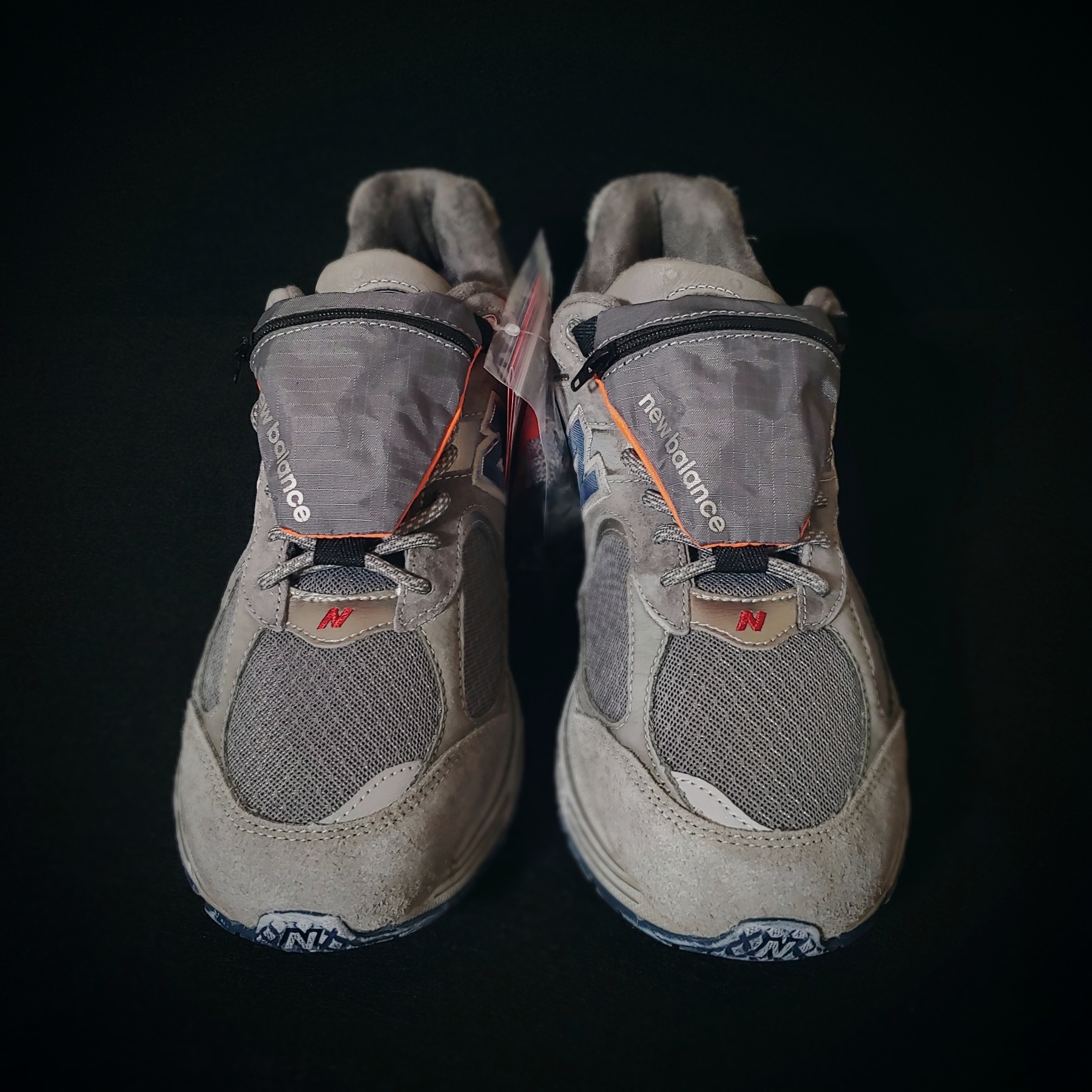 New Balance 2002R Premium Vintage Grey 착용 스타일 - 1