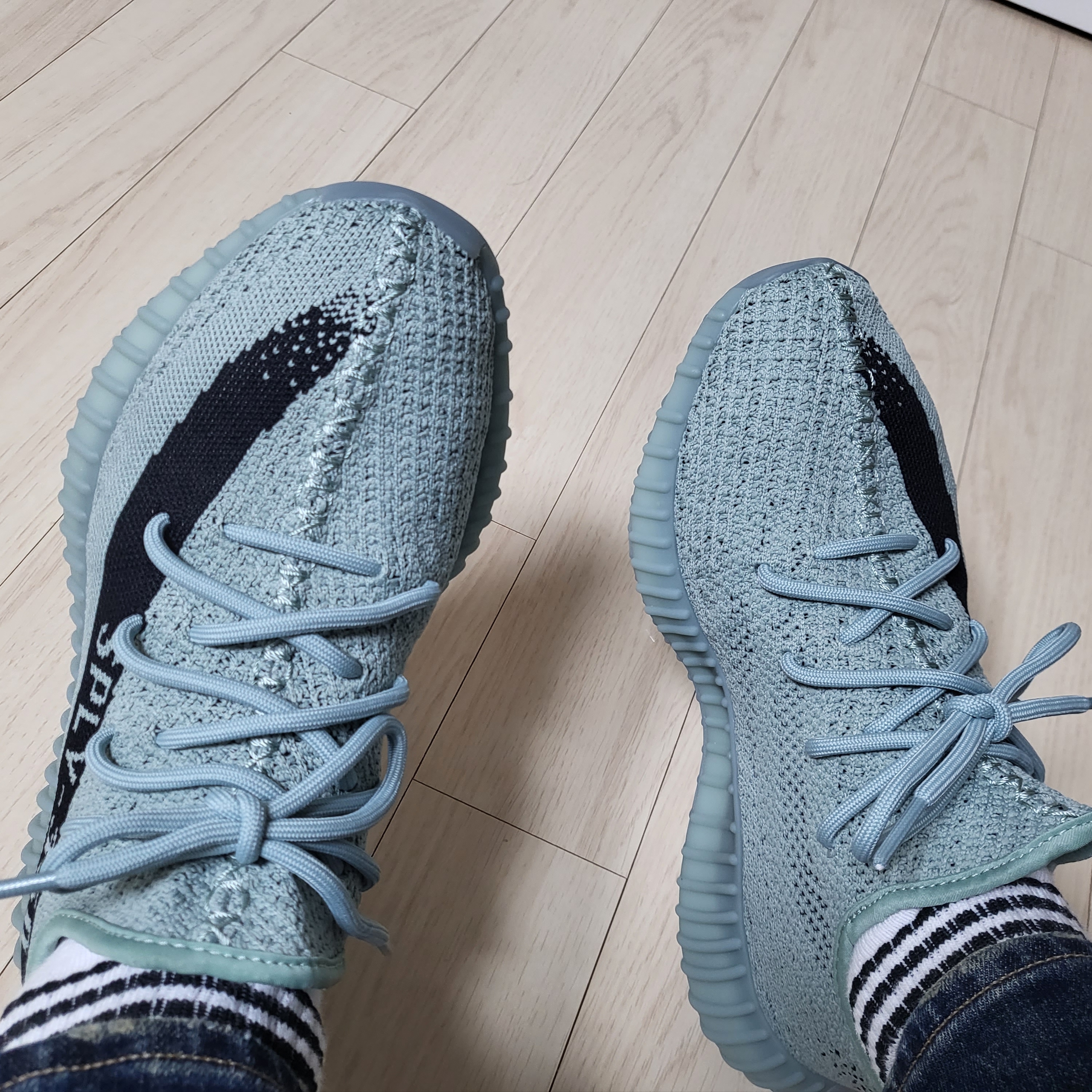 Adidas Yeezy Boost 350 V2 Salt Core Black 착용 스타일 - 1